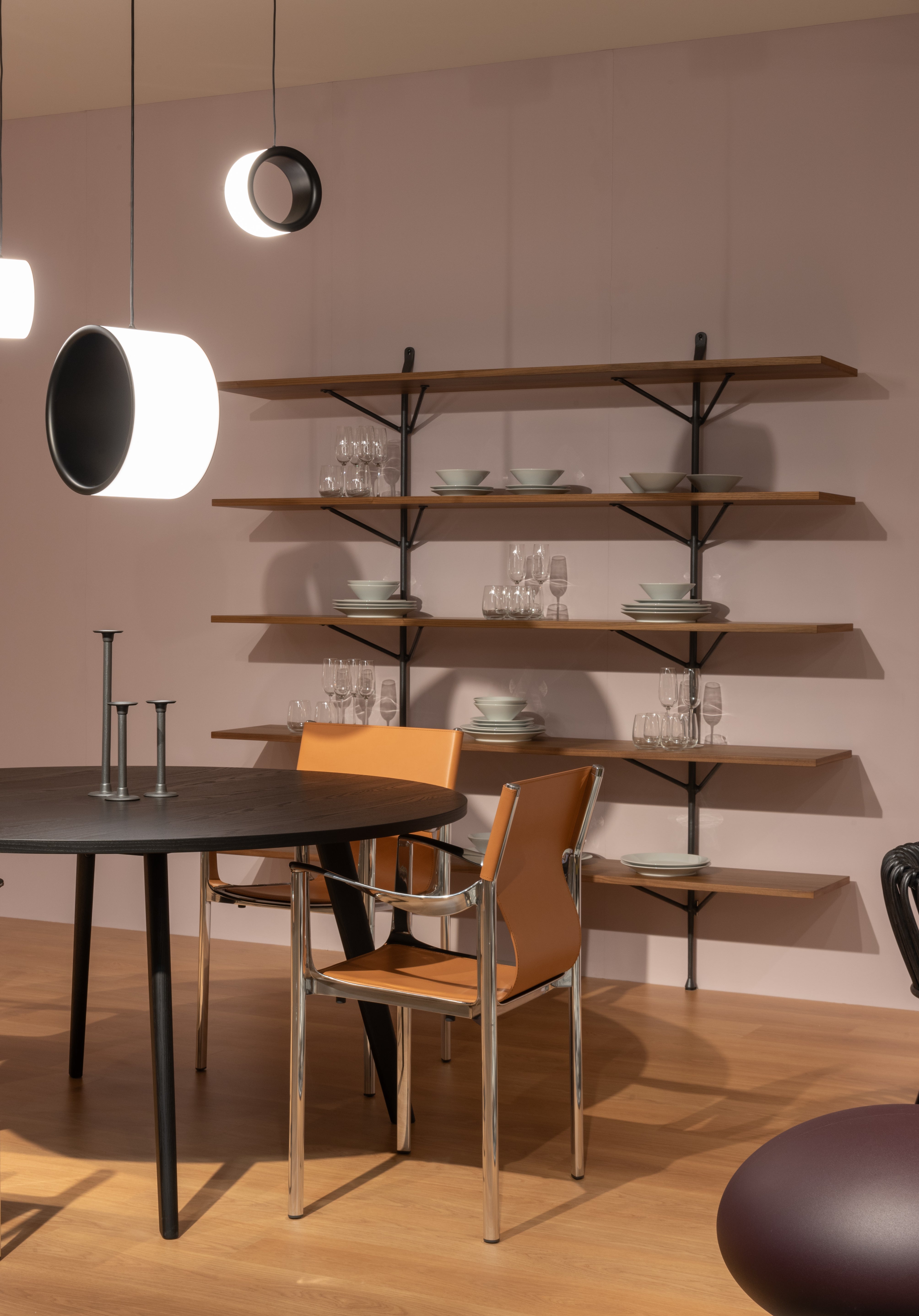 Round table PILO black ash veneer