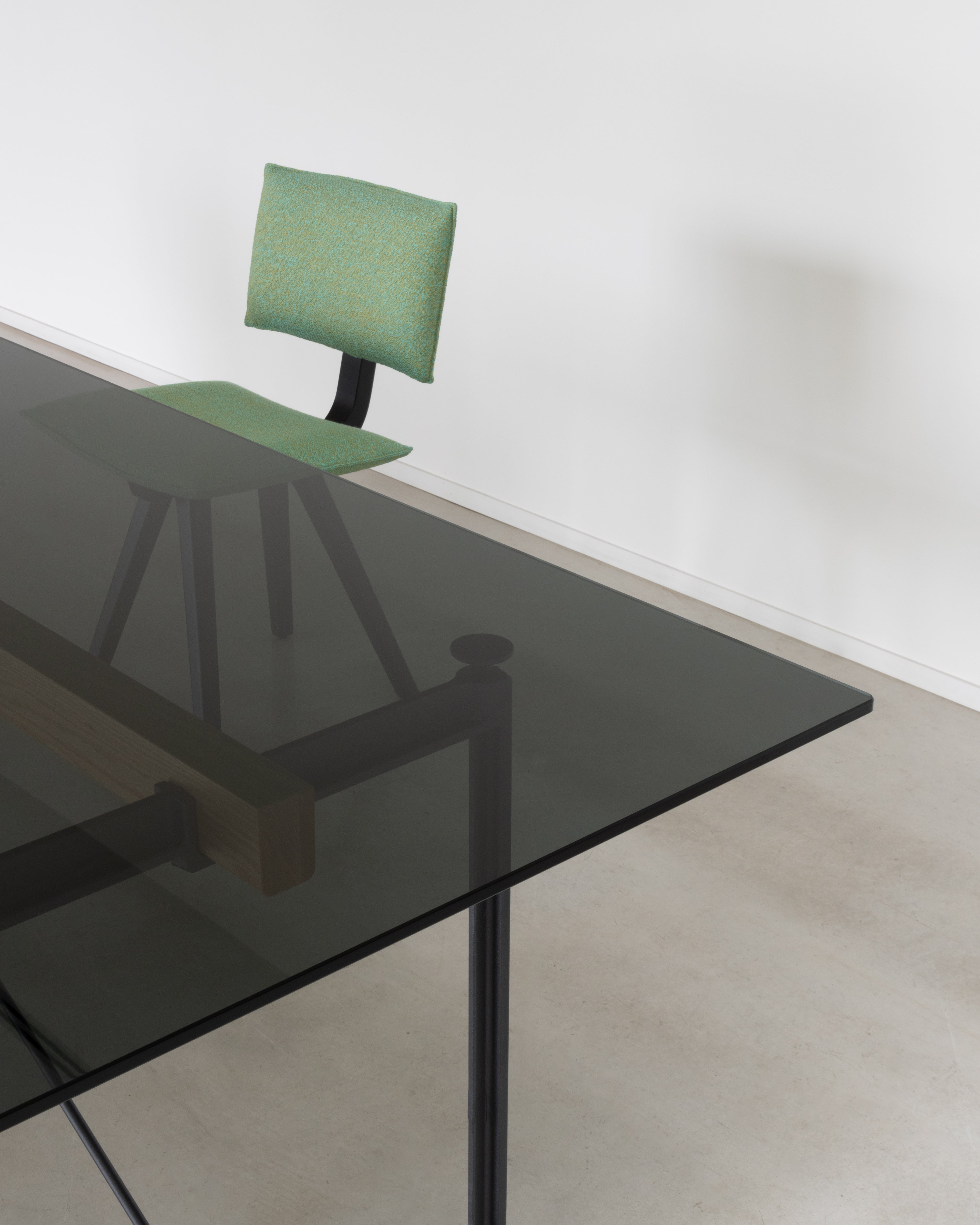 BRUT Tisch mit rotem Fuß