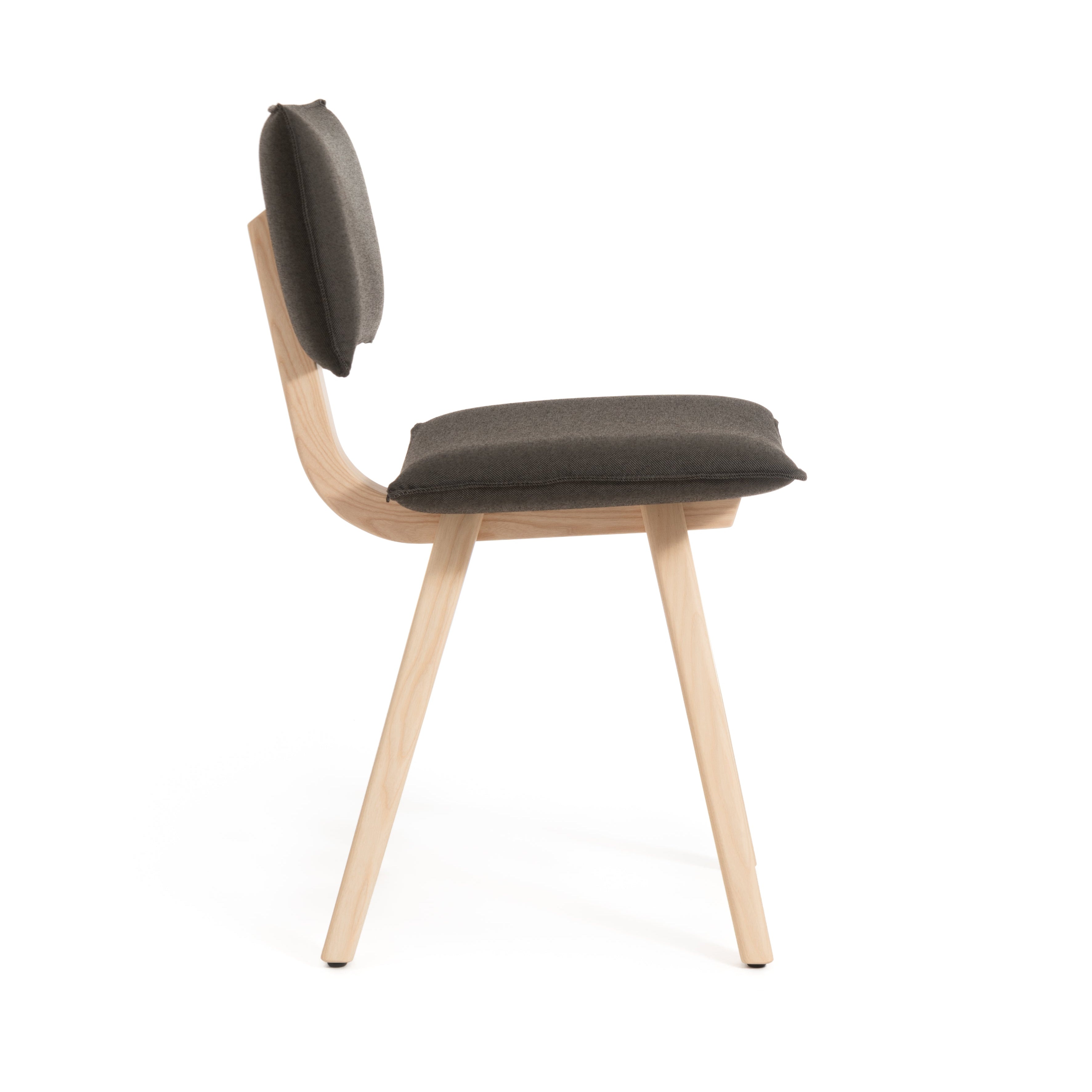 Gestoffeerde TRAVE stoel met lichte essen basis