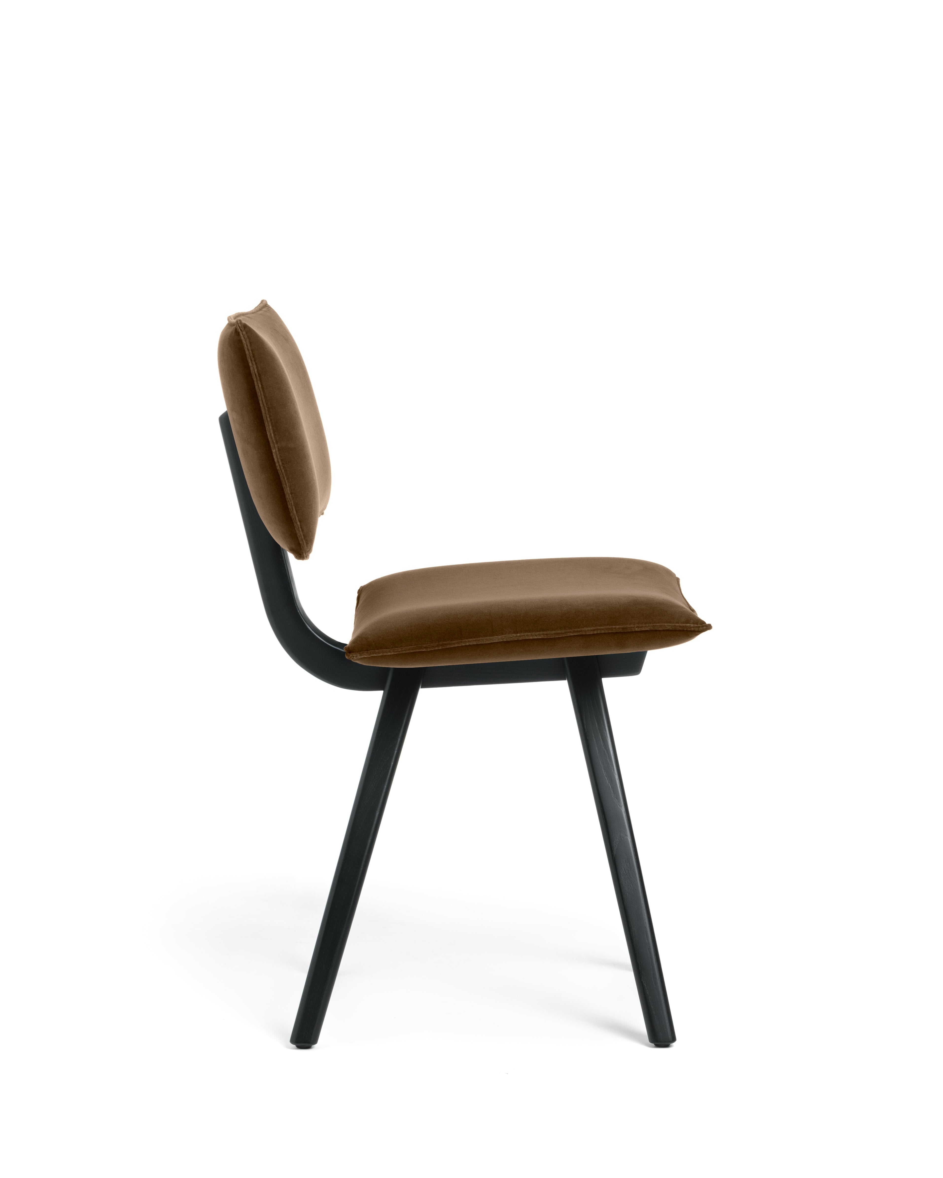 TRAVE upholstered chair with a black ash base