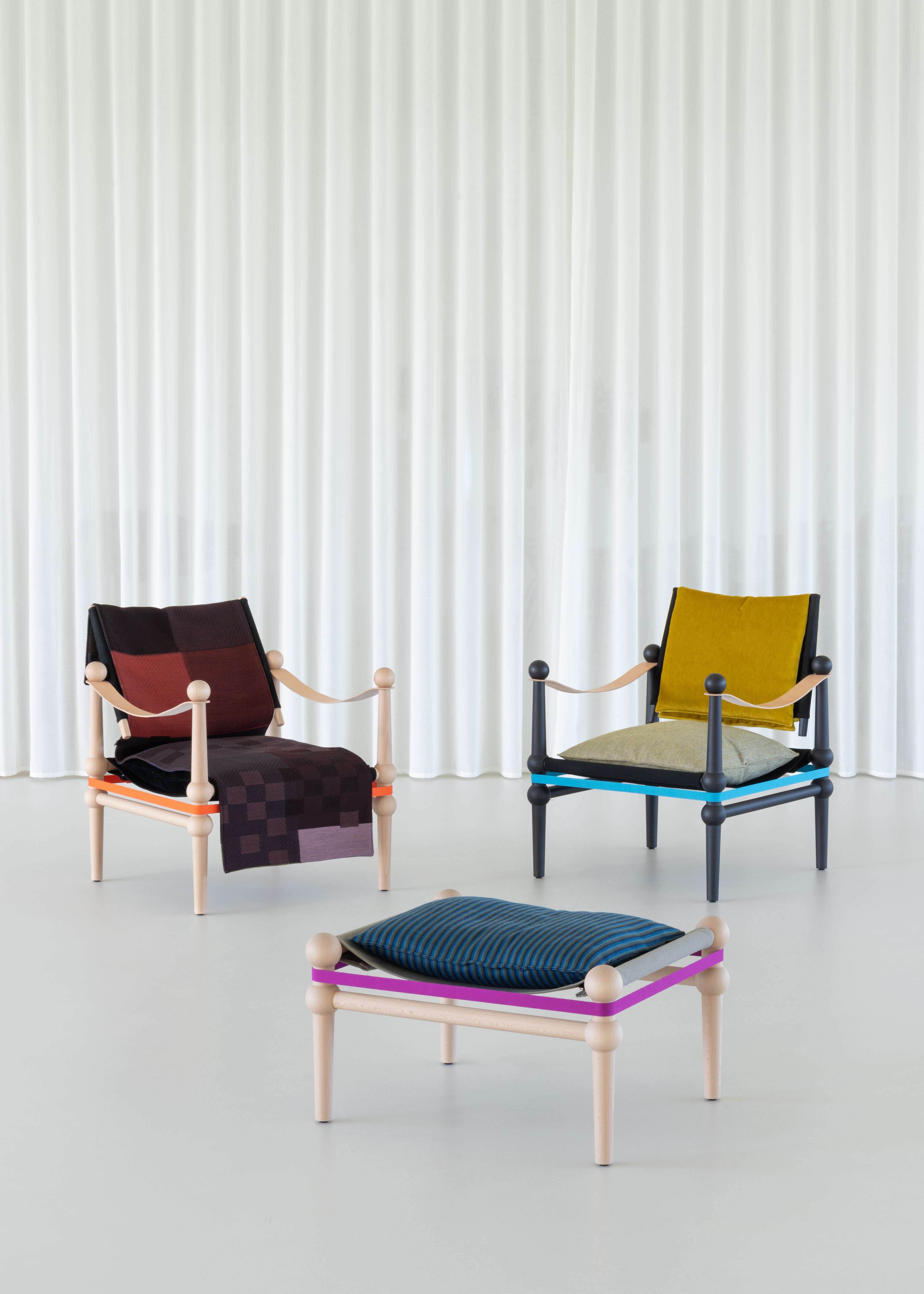 Fauteuil met deken TWAIN bruin-paars met lichte beuken basis