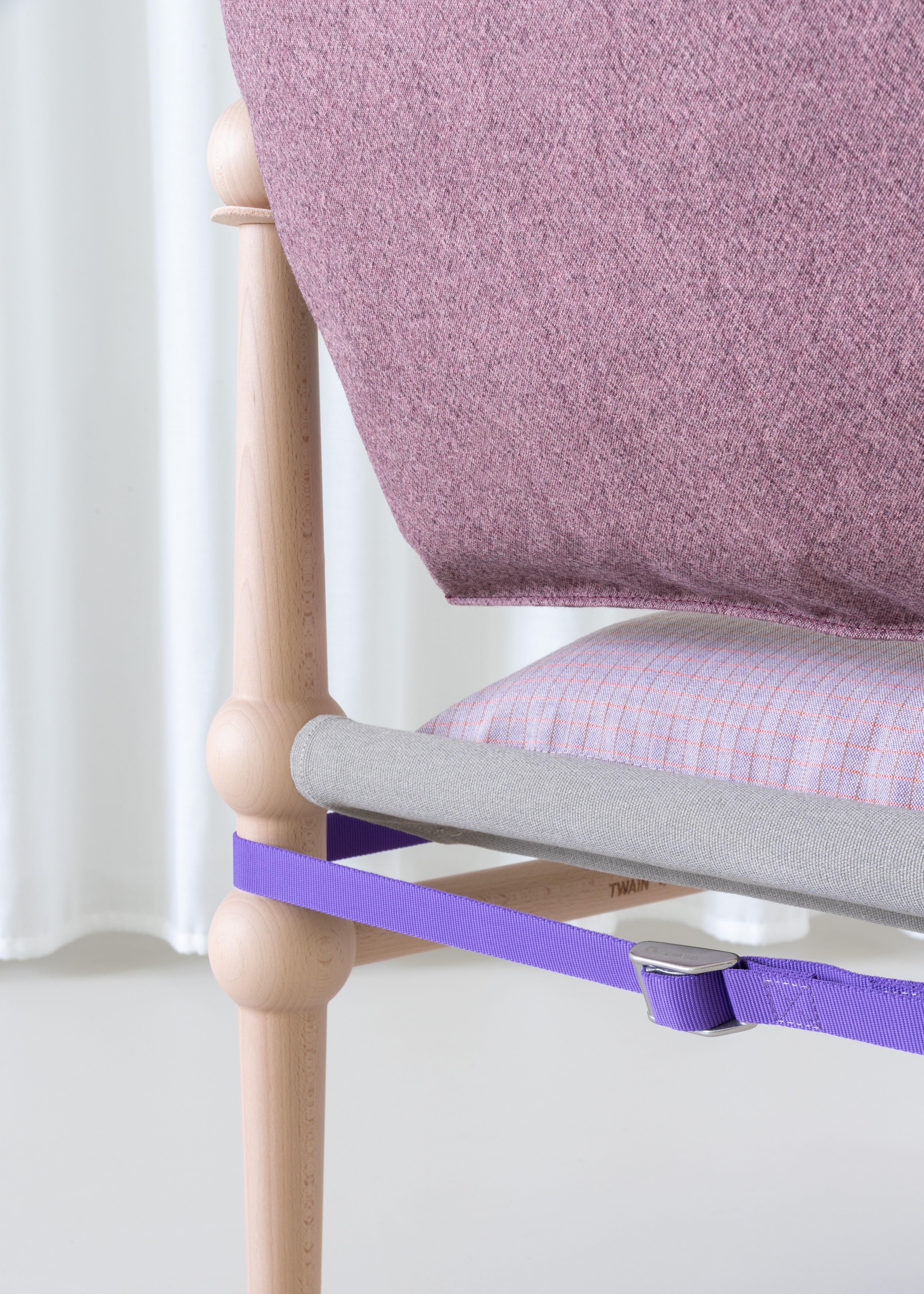 Blauwe TWAIN fauteuil met lichte beuken basis