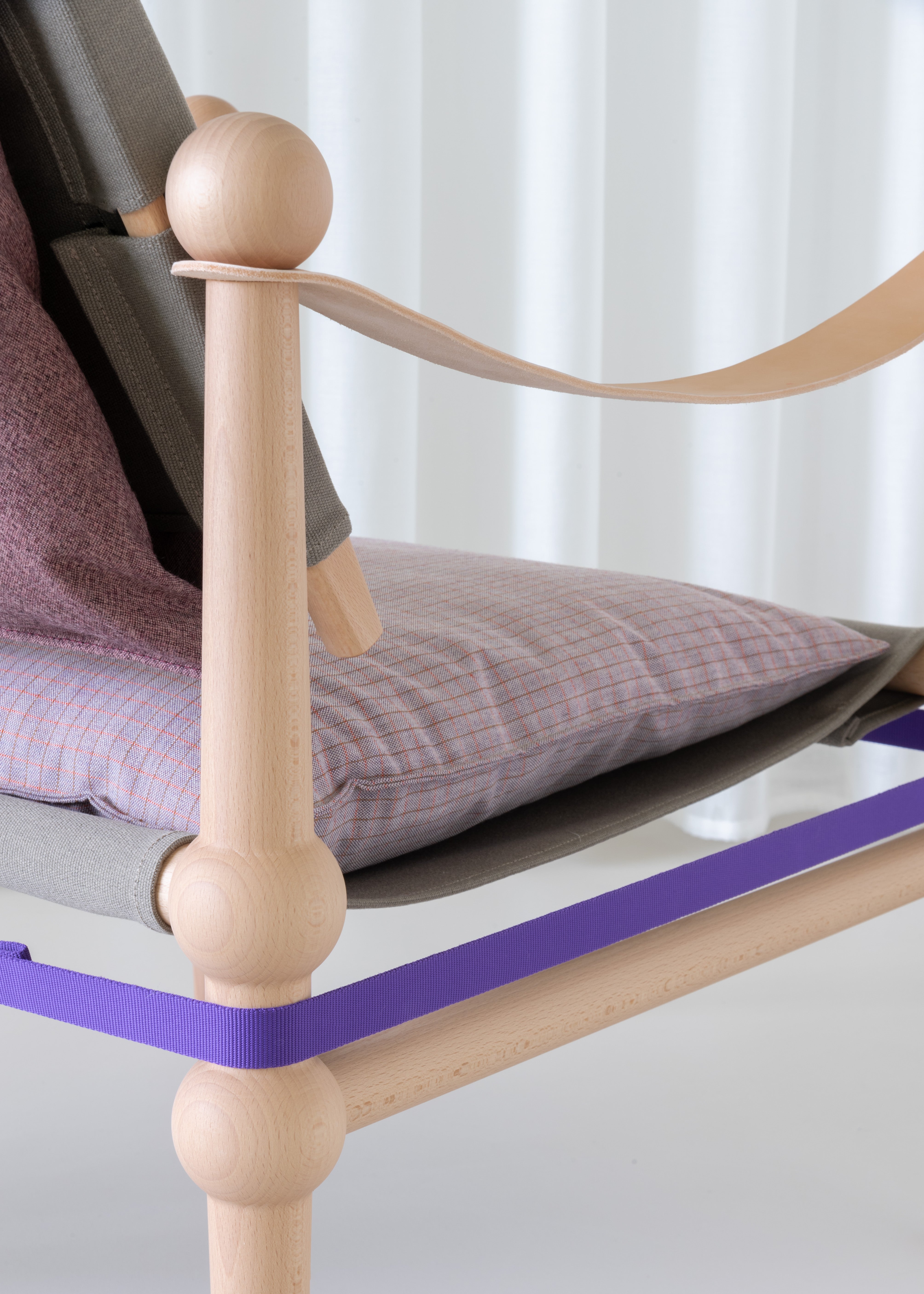 Blauwe TWAIN fauteuil met lichte beuken basis