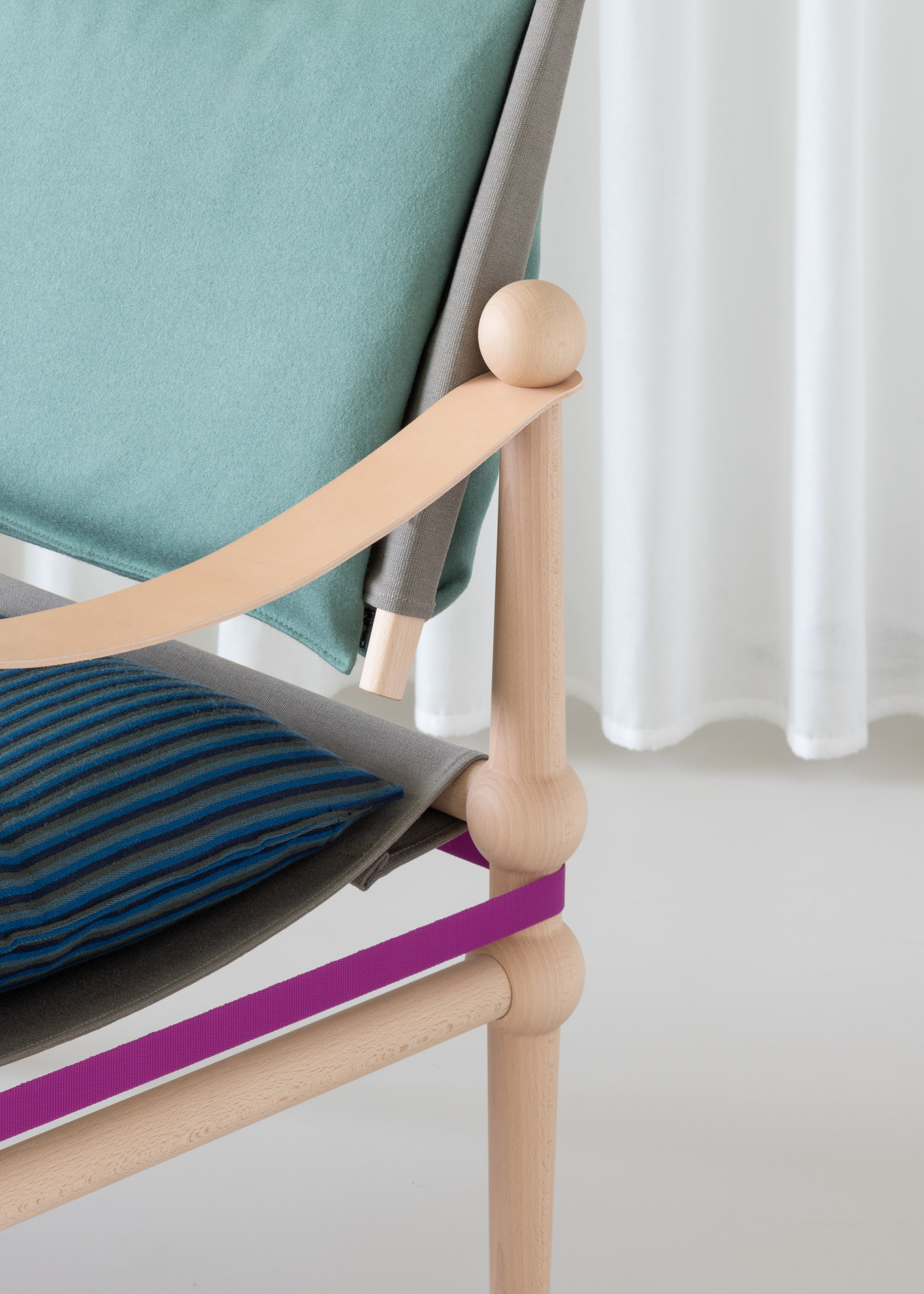 Blauwe TWAIN fauteuil met lichte beuken basis