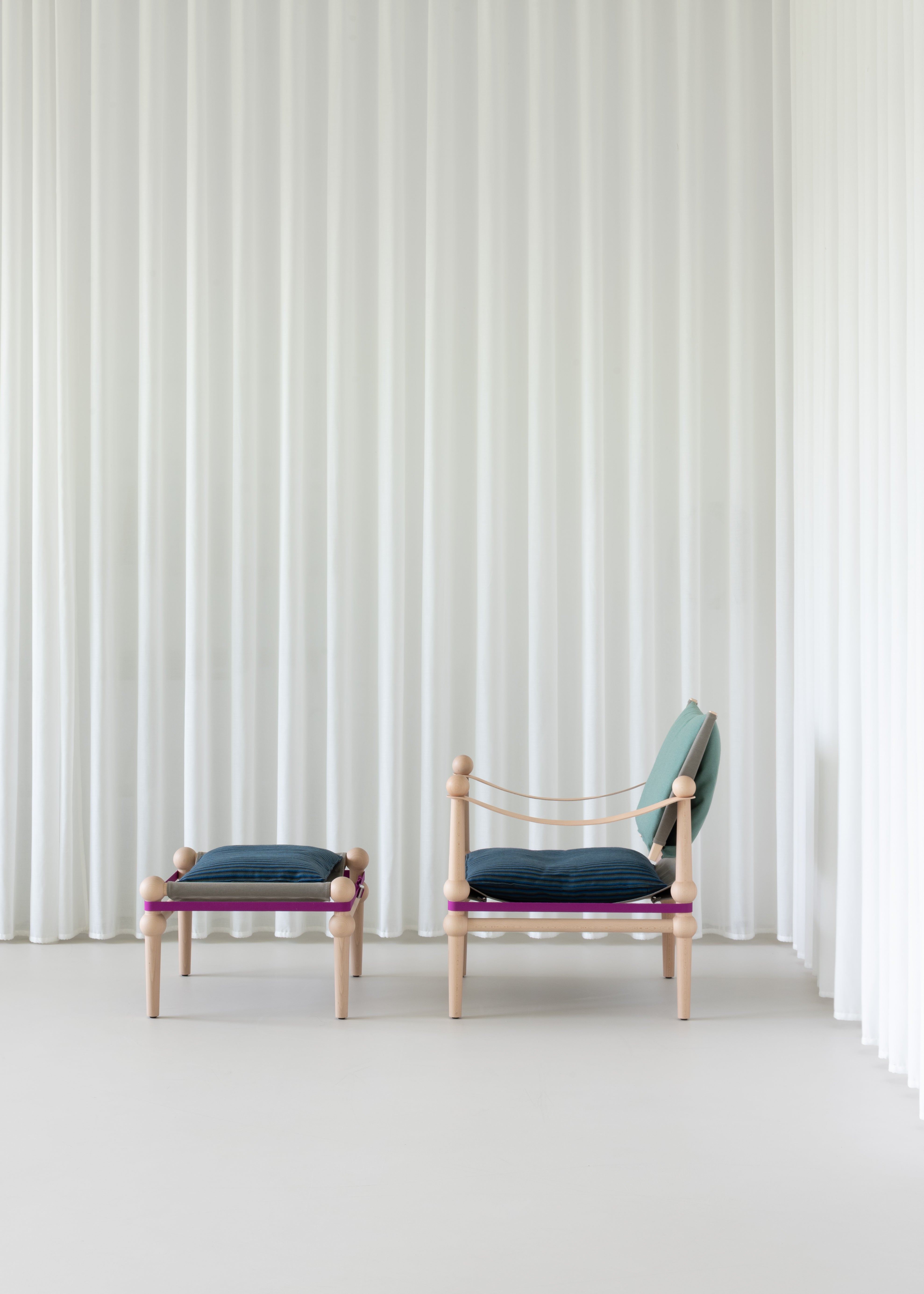 Otomana TWAIN gepersonaliseerd met een lichte beuken basis