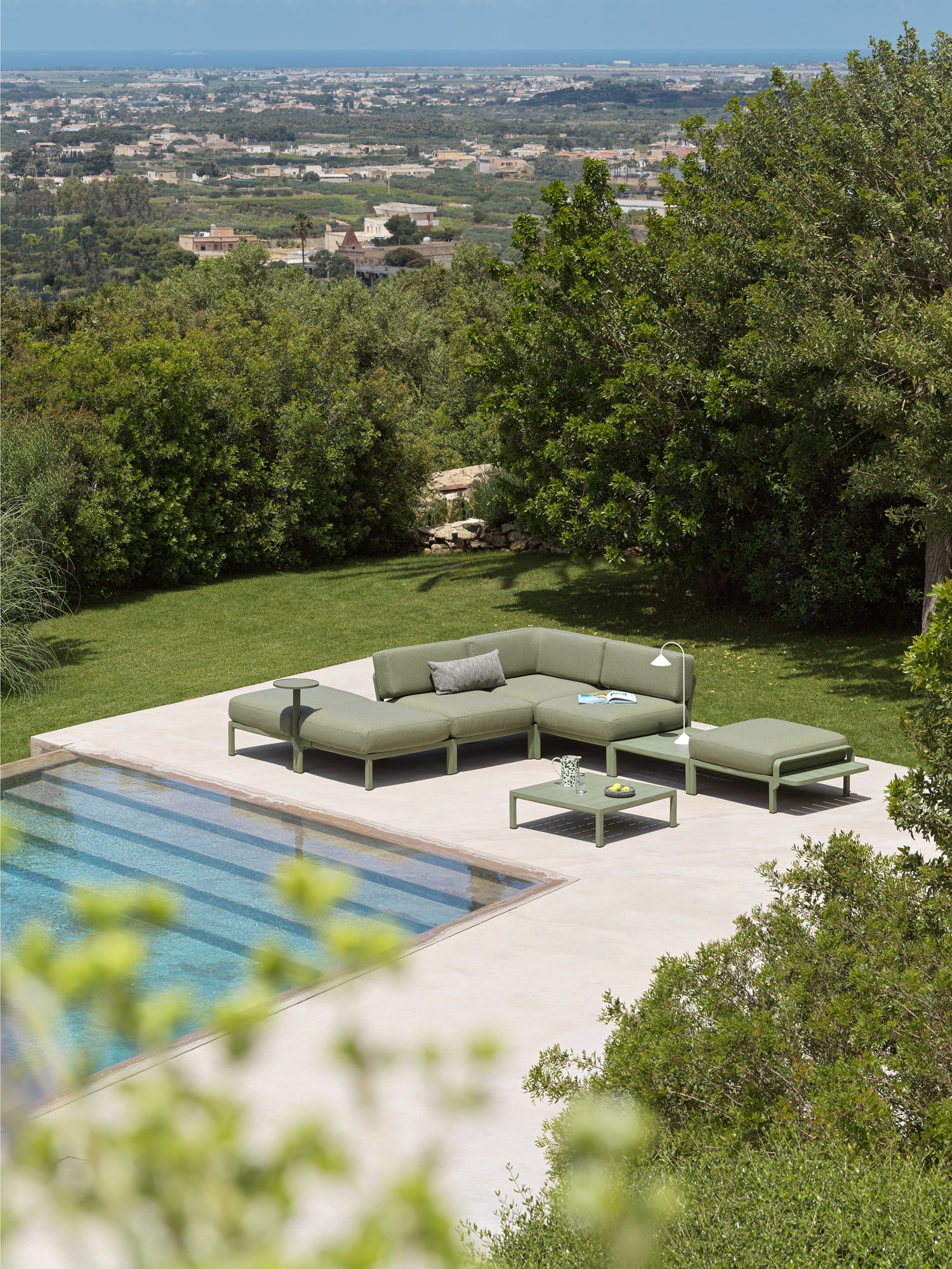 MAXIMO Outdoor Pearl Pouf with Graphite Base