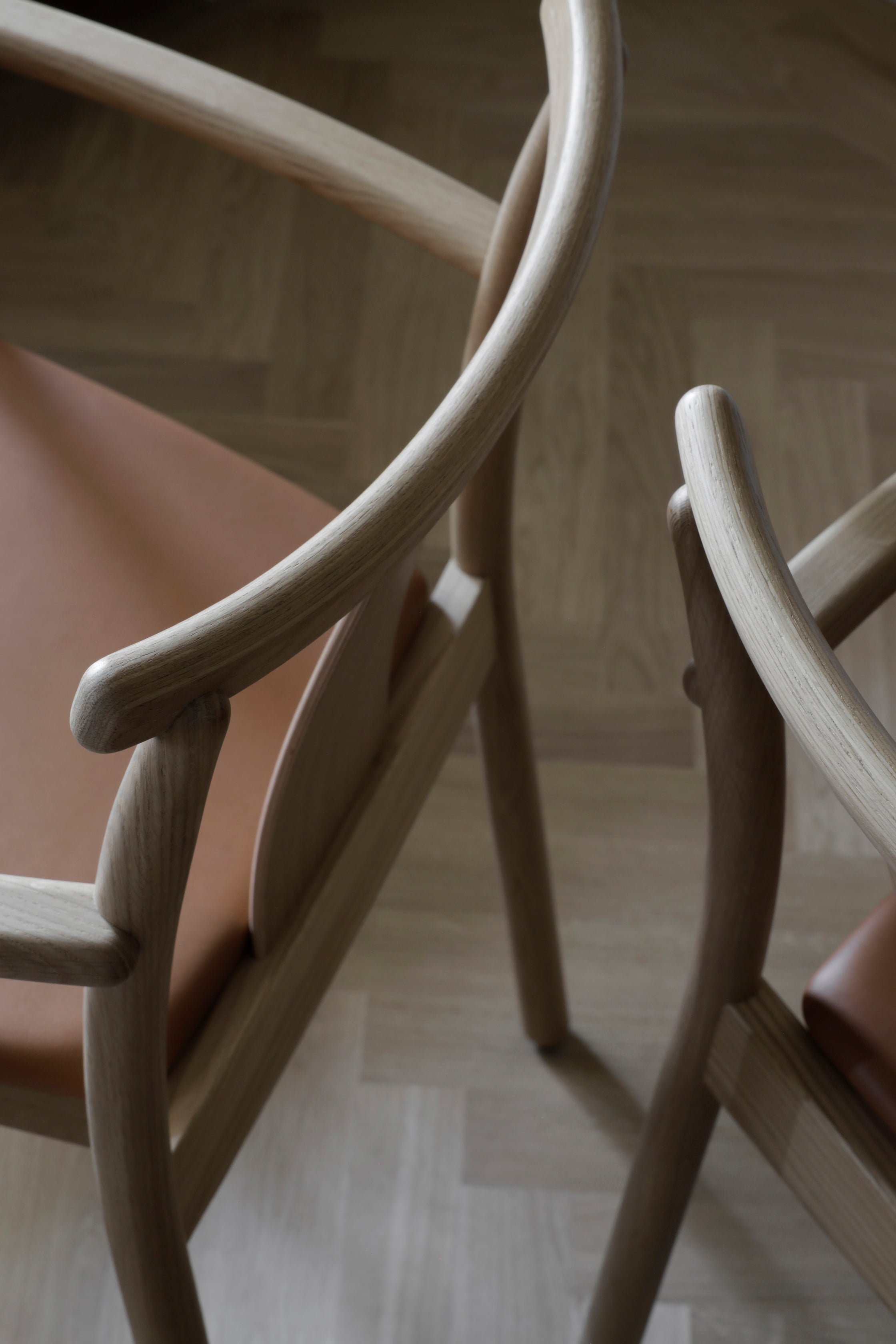 Stuhl MERKUR schwarzes Eichenholz mit braunem Sitz