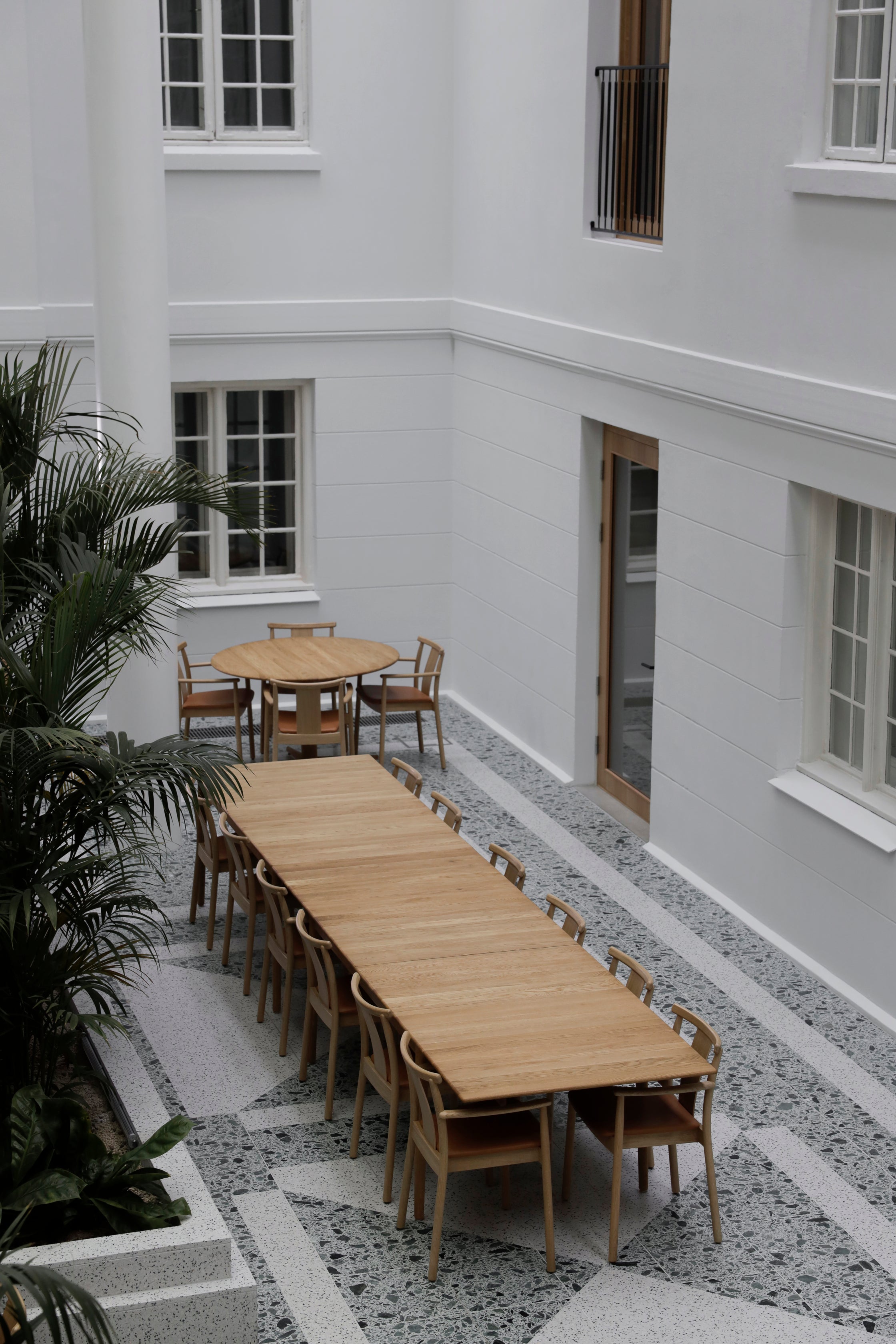 Stuhl MERKUR schwarzes Eichenholz mit braunem Sitz