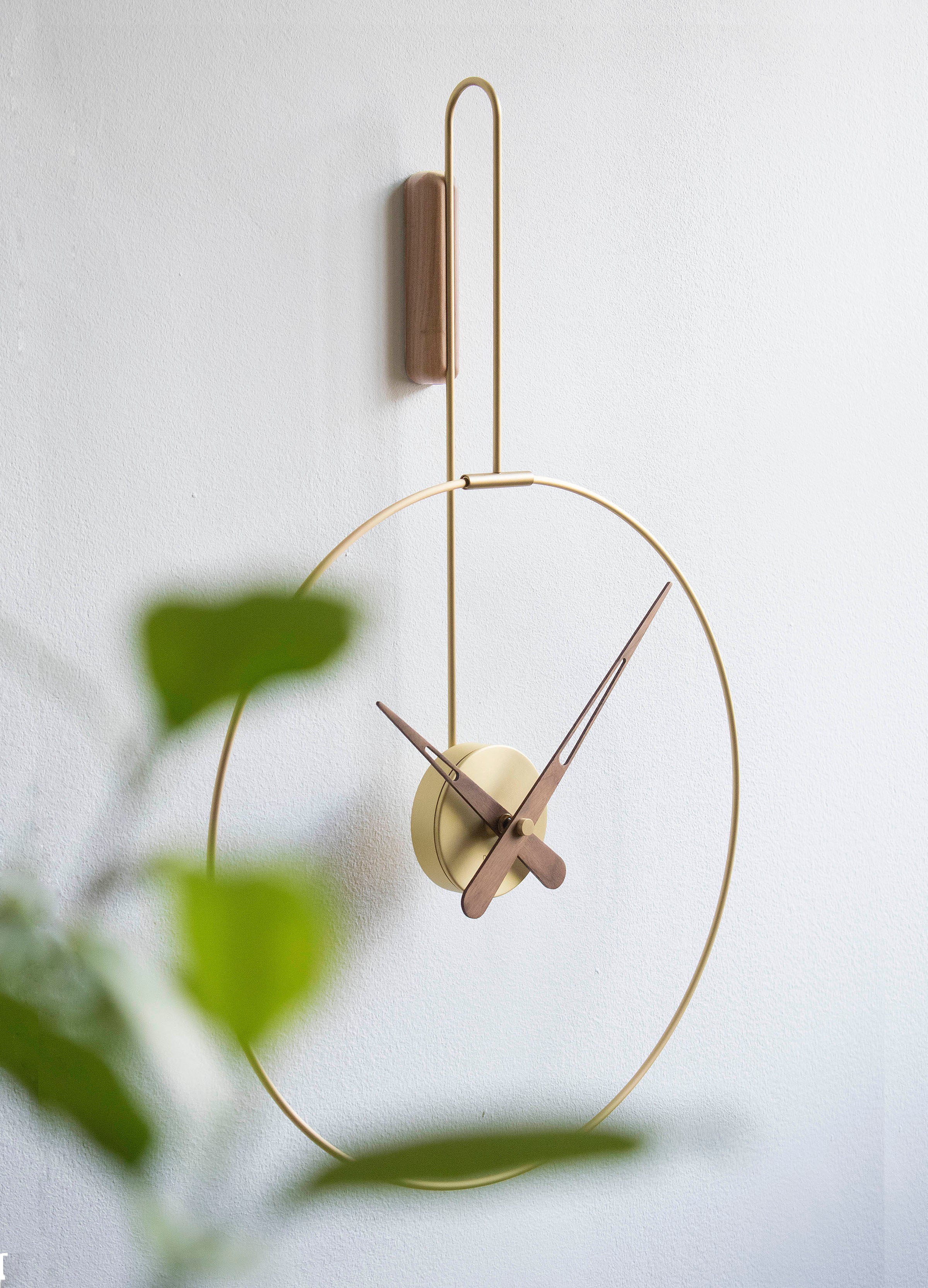 Wanduhr MICRO DARO Nussbaum mit Messing