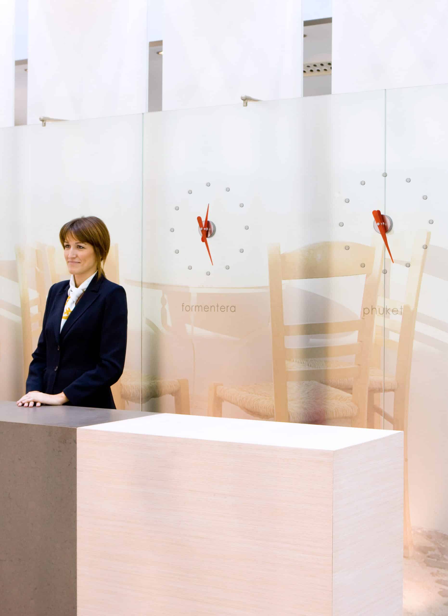 Wandklok MINI RODON verchroomd met rode afwerking