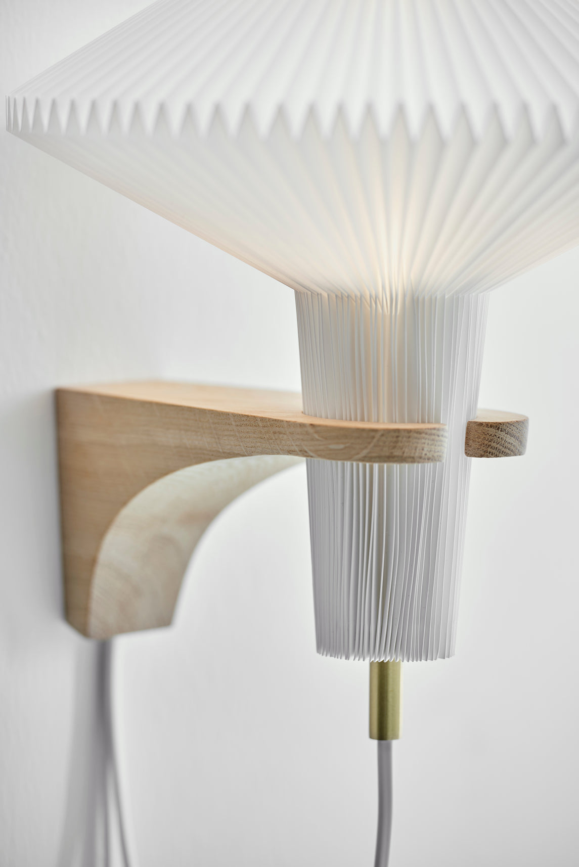 Wall lamp MODEL 204 MUSHROOM white with a light oak base