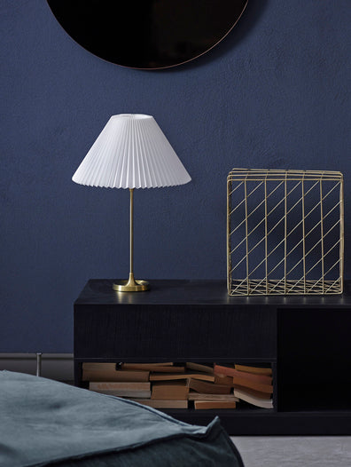 Tischlampe MODELL 307 weiß mit messingfarbener Basis