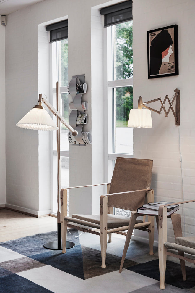 Vloerlamp MODEL 325 wit met een lichte eiken basis