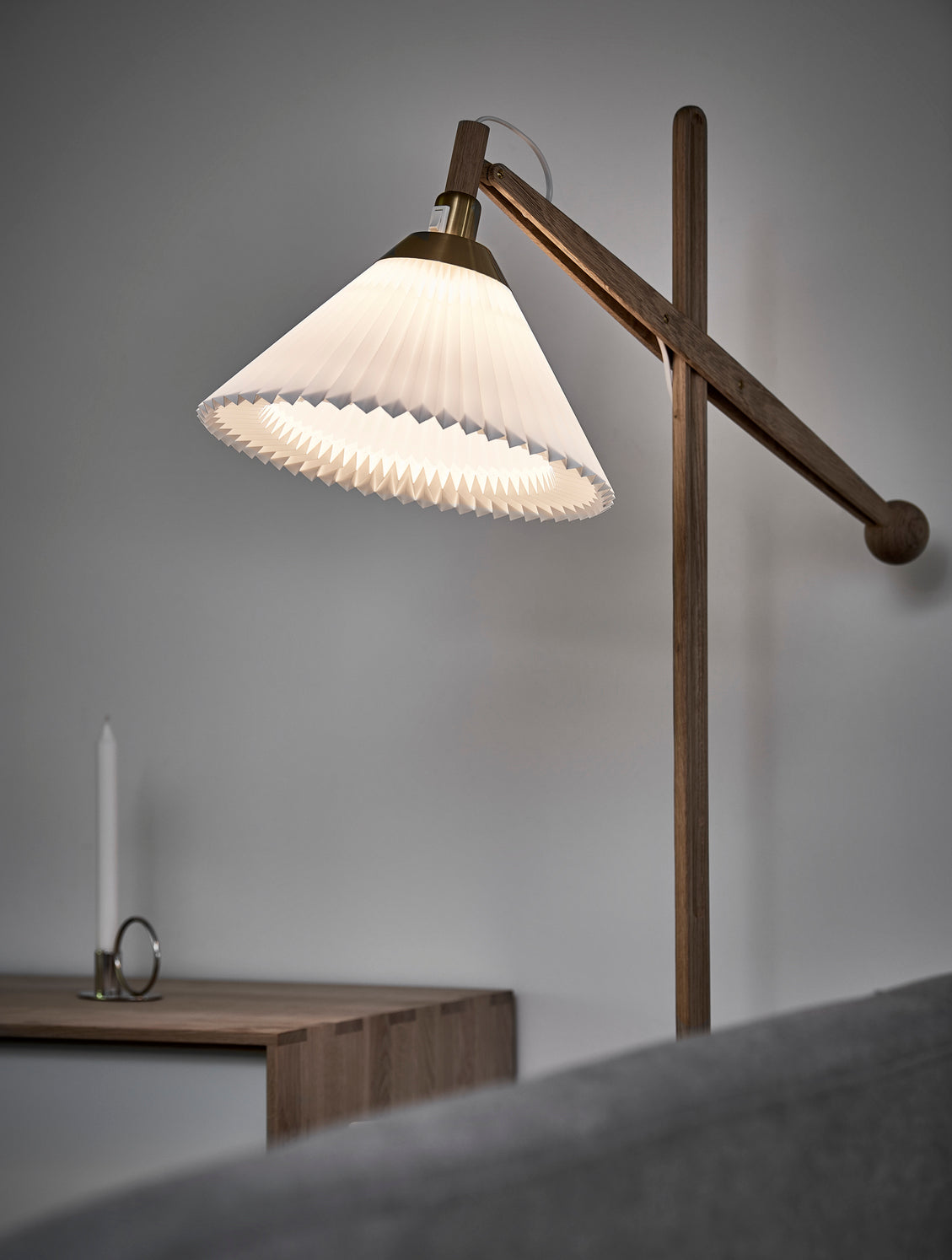 Stehlampe MODELL 325 weiß mit heller Eichenbasis