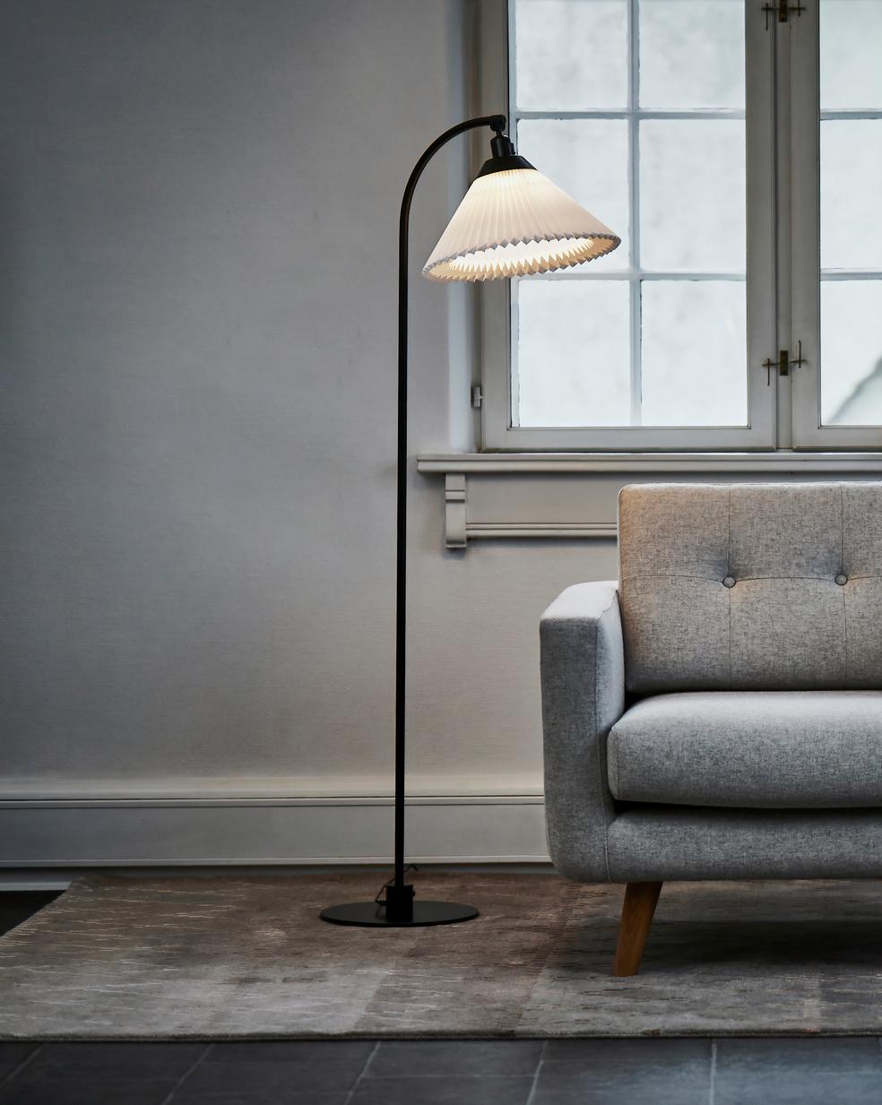 Stehlampe MODELL 368 weiß mit schwarzem Fuß