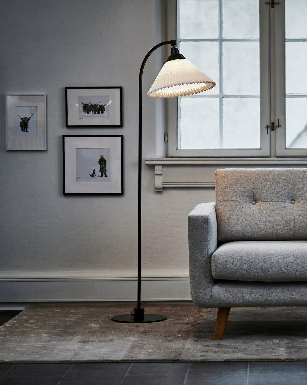 Stehlampe MODELL 368 weiß mit schwarzem Fuß