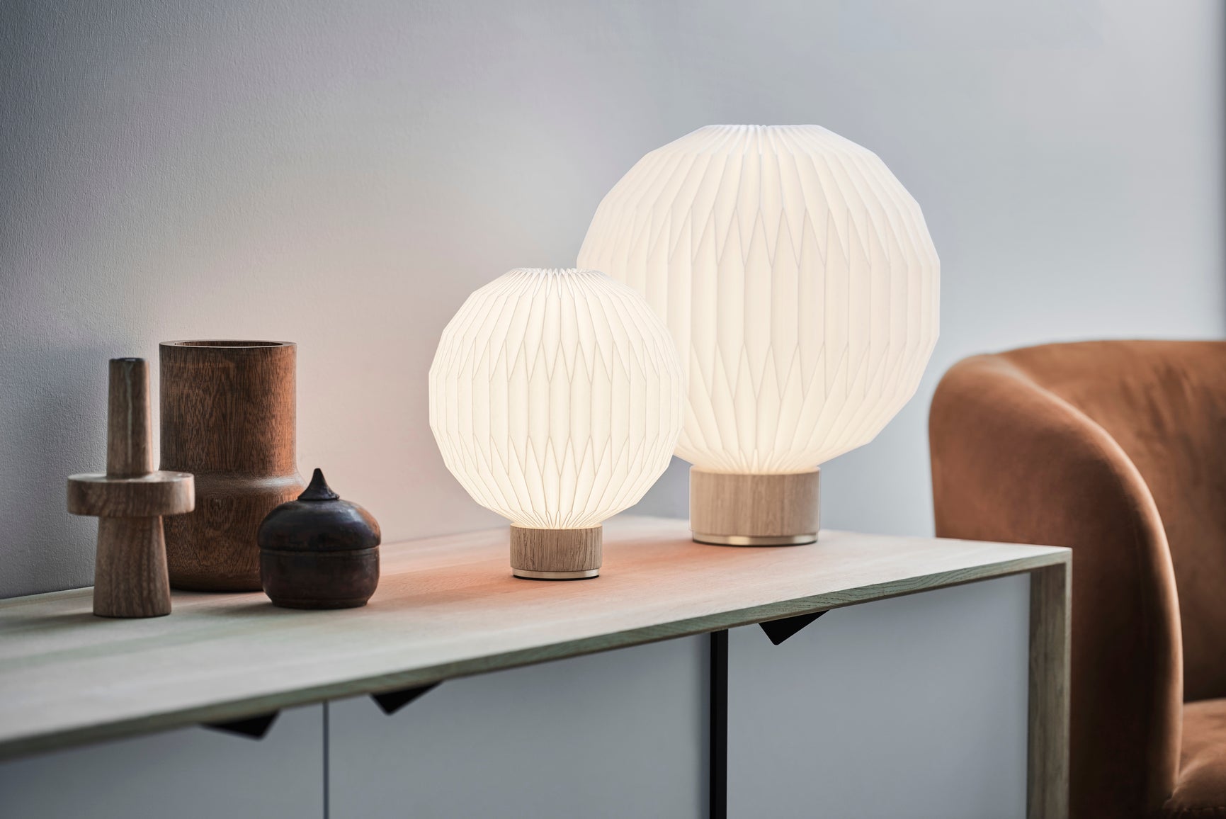 Tischlampe MODELL 375 weiß mit heller Eichenbasis