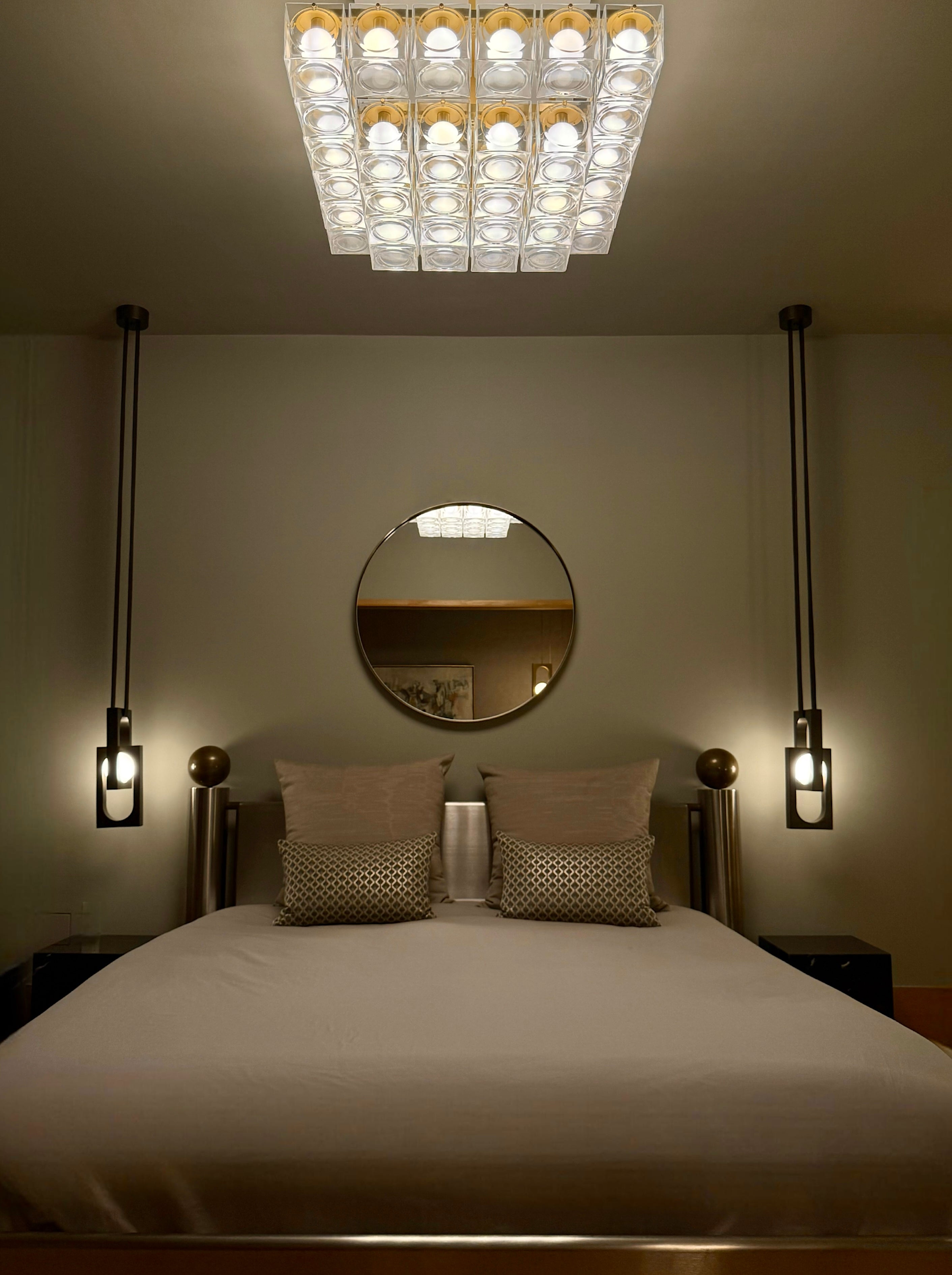 Hanglamp MYTHOS met opalen glazen kap en messing.