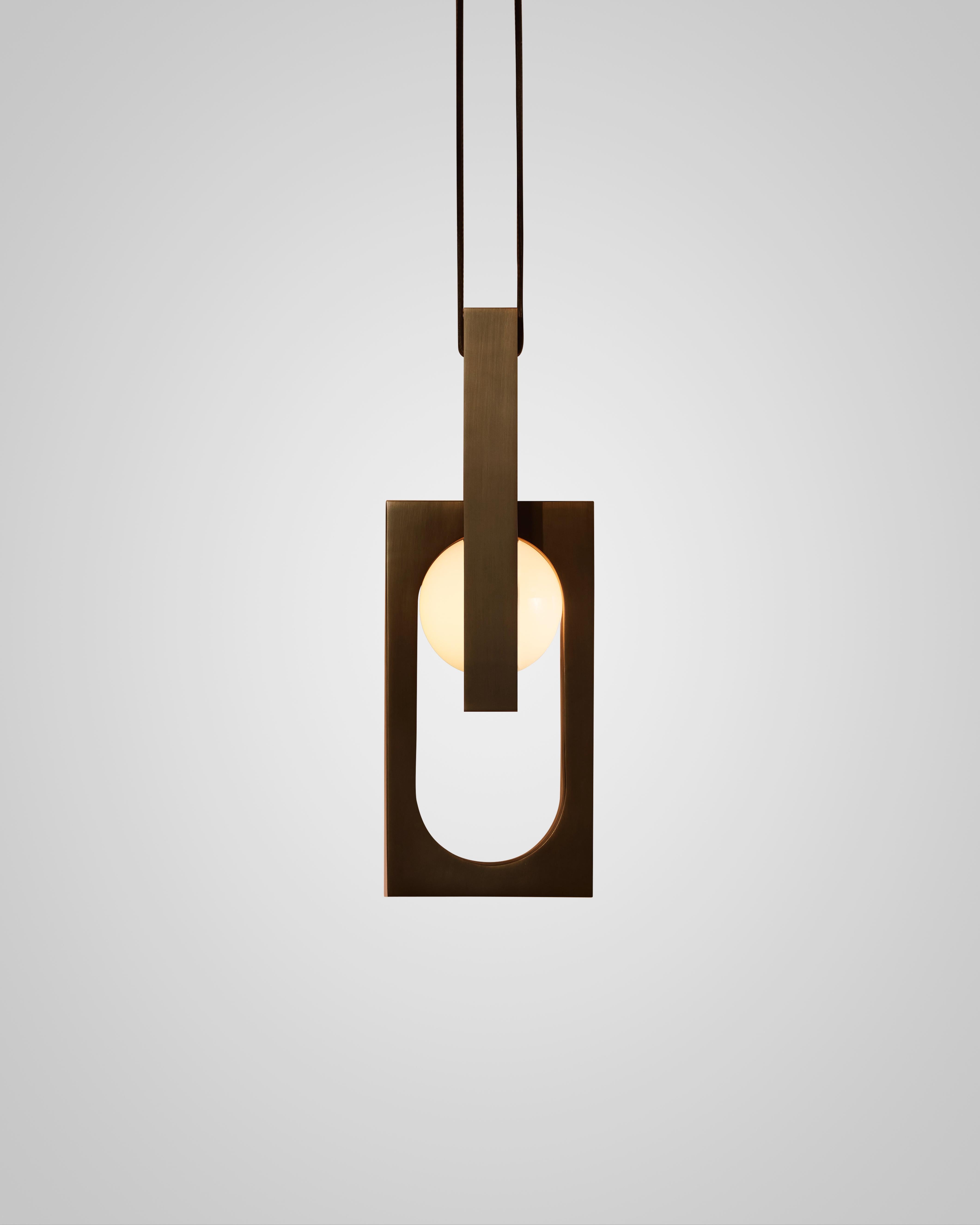 Hanglamp MYTHOS DUO met opalen glazen kap en zwart messing.