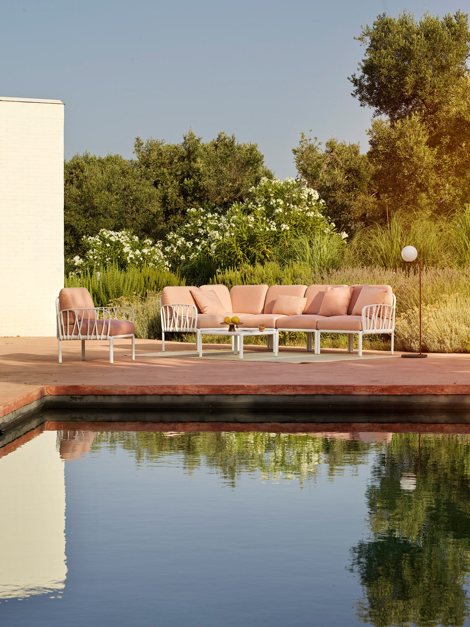 Modulaire buitenhoekbank KOMODO 5 beige Sunbrella® met antracietkleurige basis