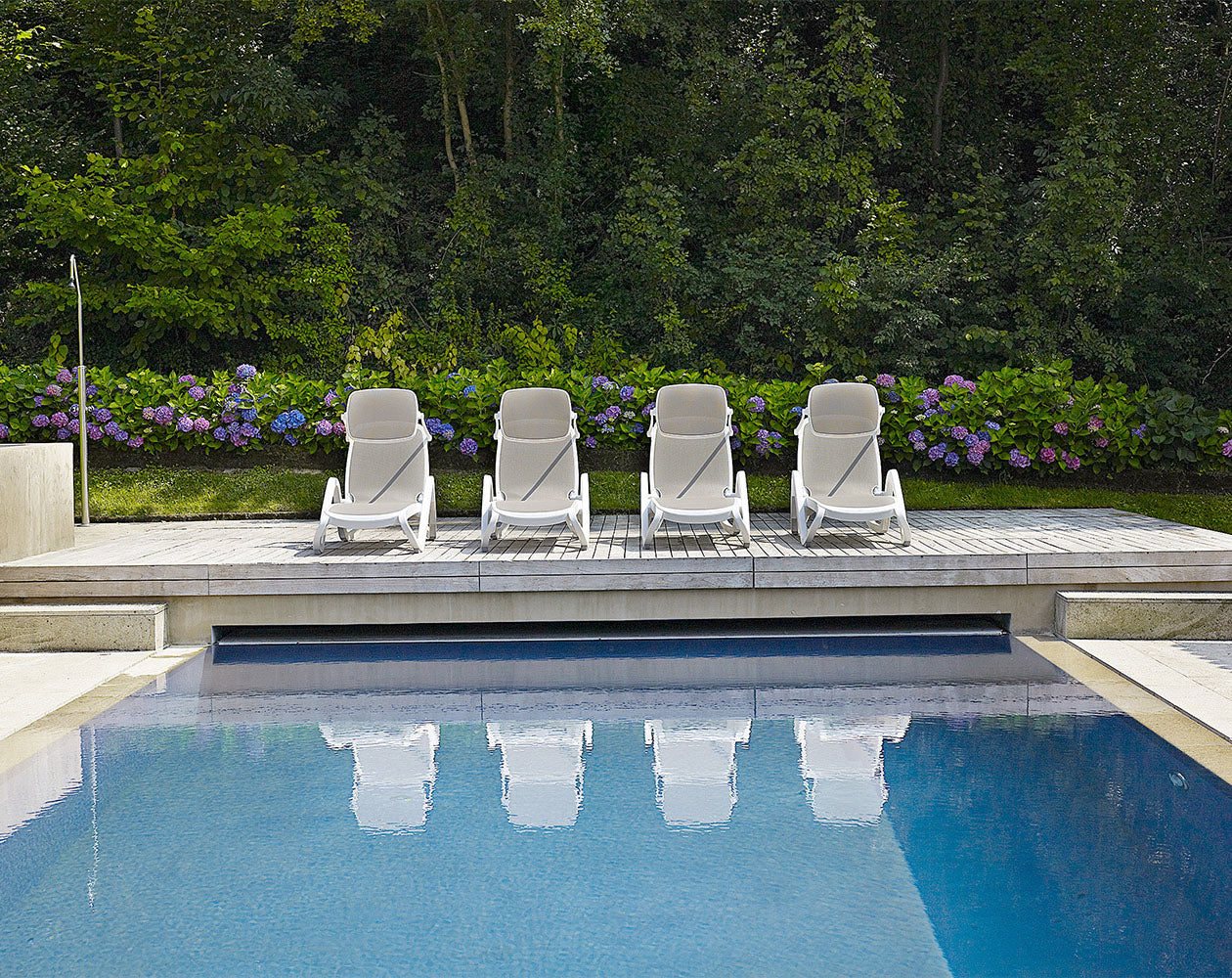 ALFA White Outdoor Lounger