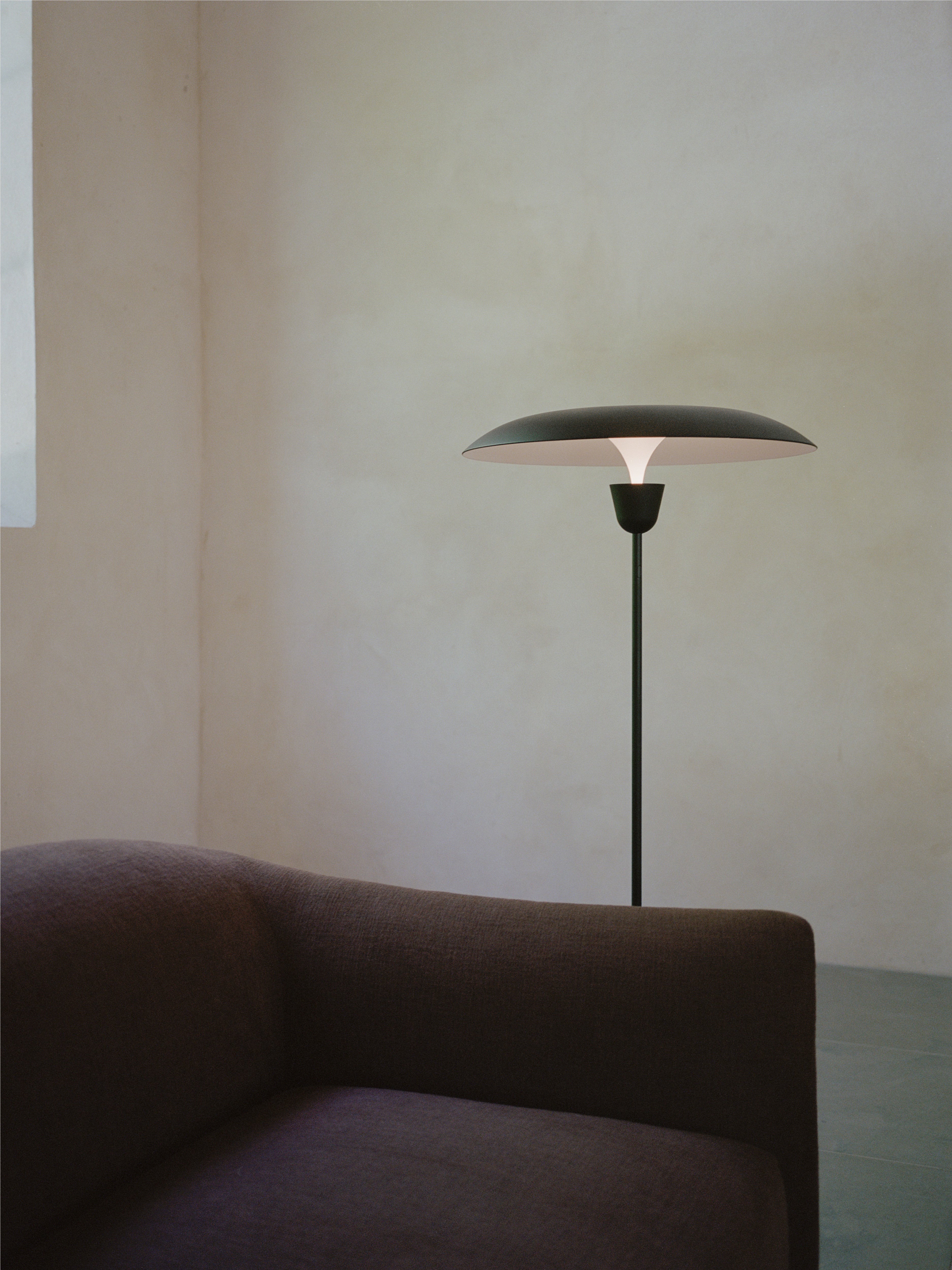 Stehlampe KANTARELL schwarz mit weißem Finish