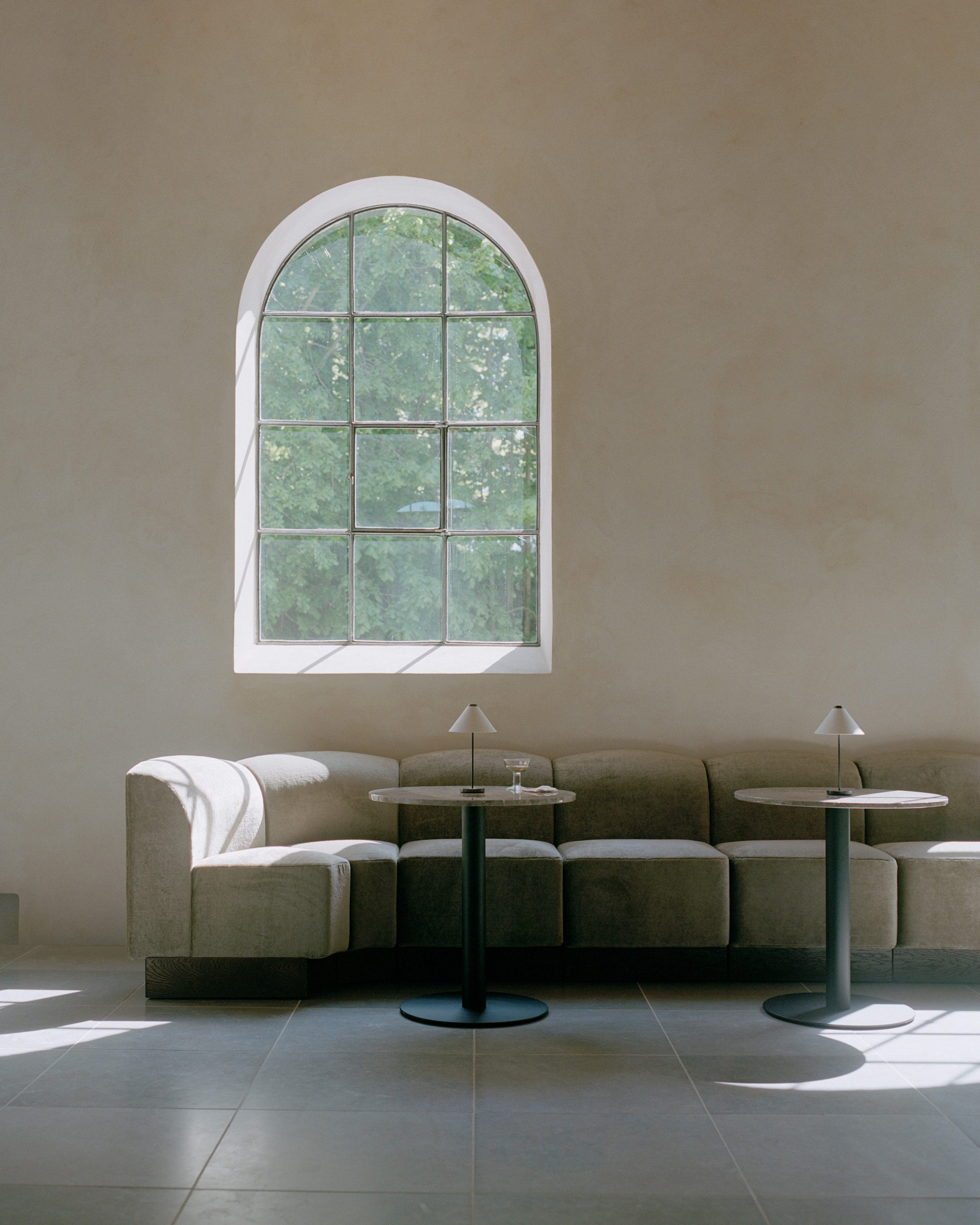 Runder Bartisch FLORENCE aus beigem Marmor mit schwarzem Fuß