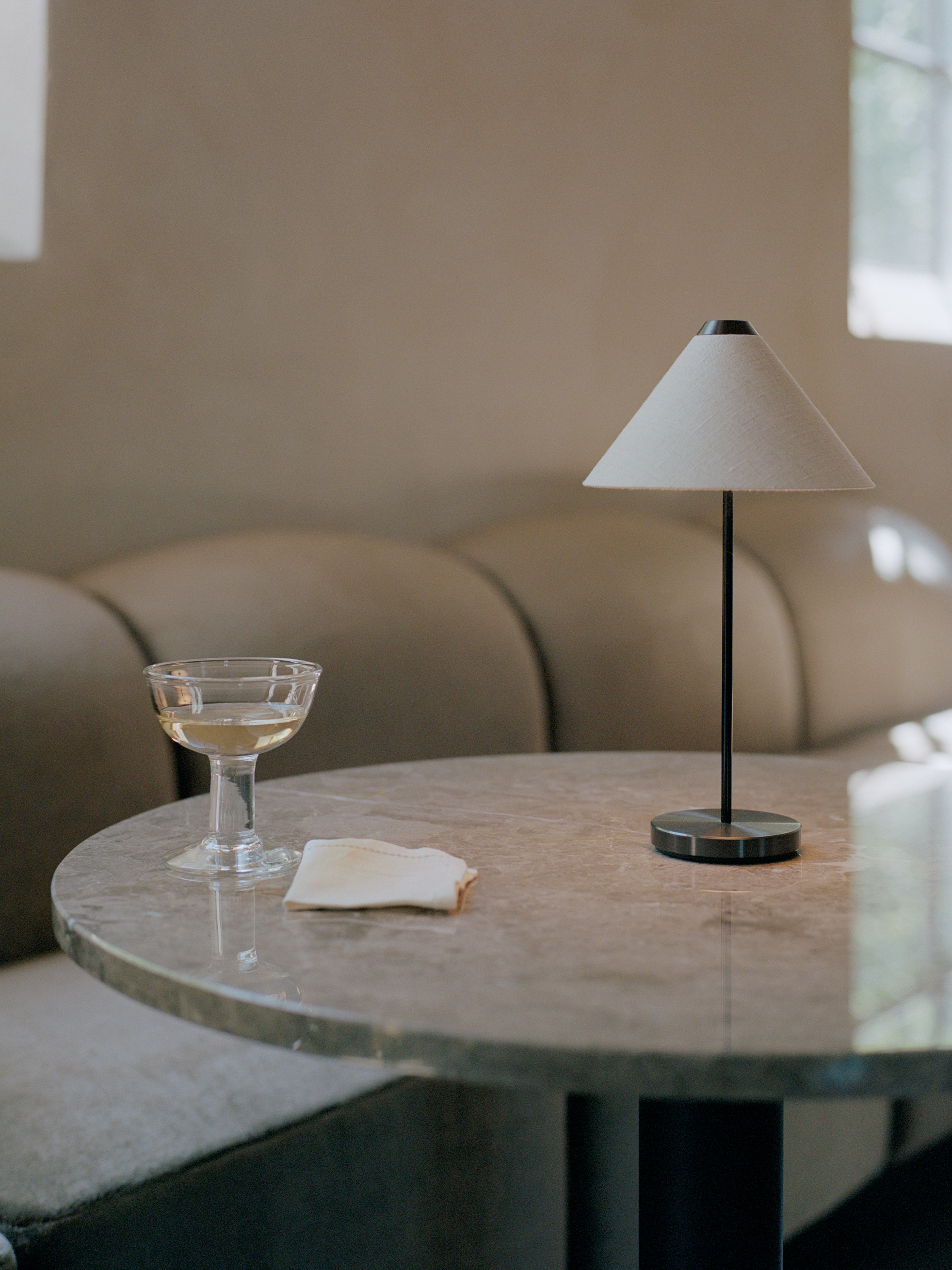 Ronde bartafel FLORENCE grijs marmer met zwarte voet