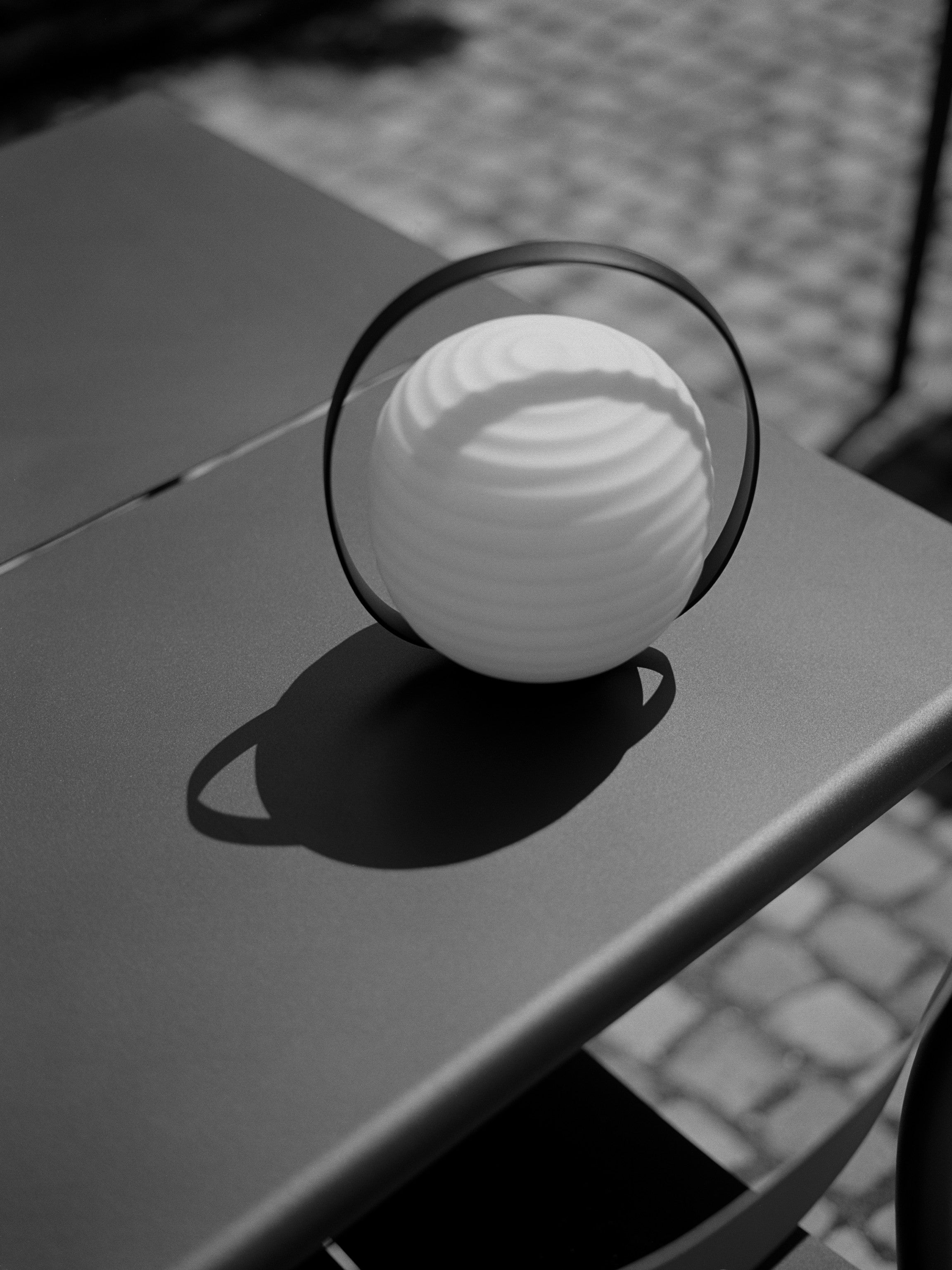 Tragbare Lanternweiße mit einem schwarzen Griff