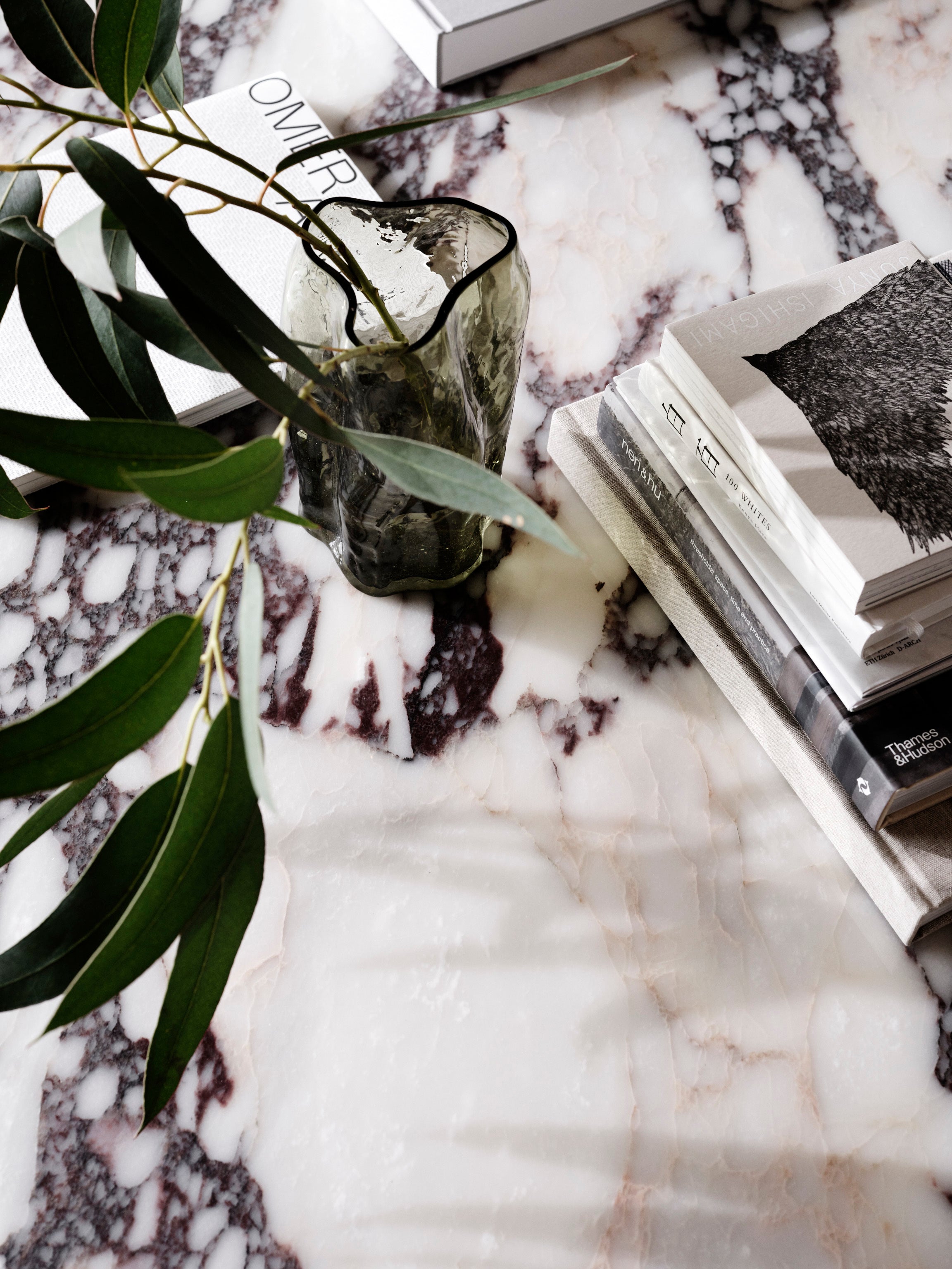 Ronde tafel FLORENCE wit-paarse marmer met witte voet