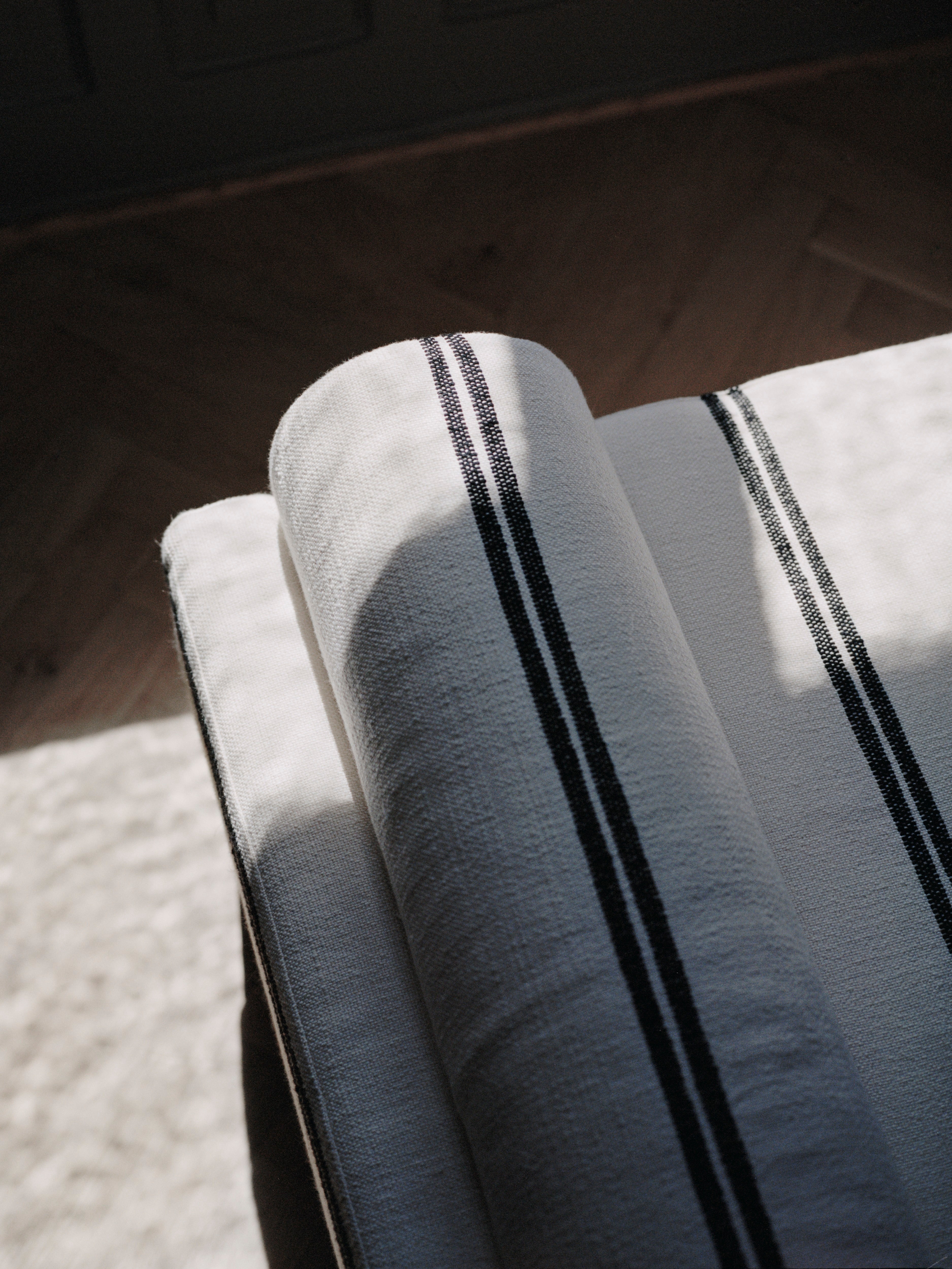 Gestoffeerde ligbank MASS met houten basis