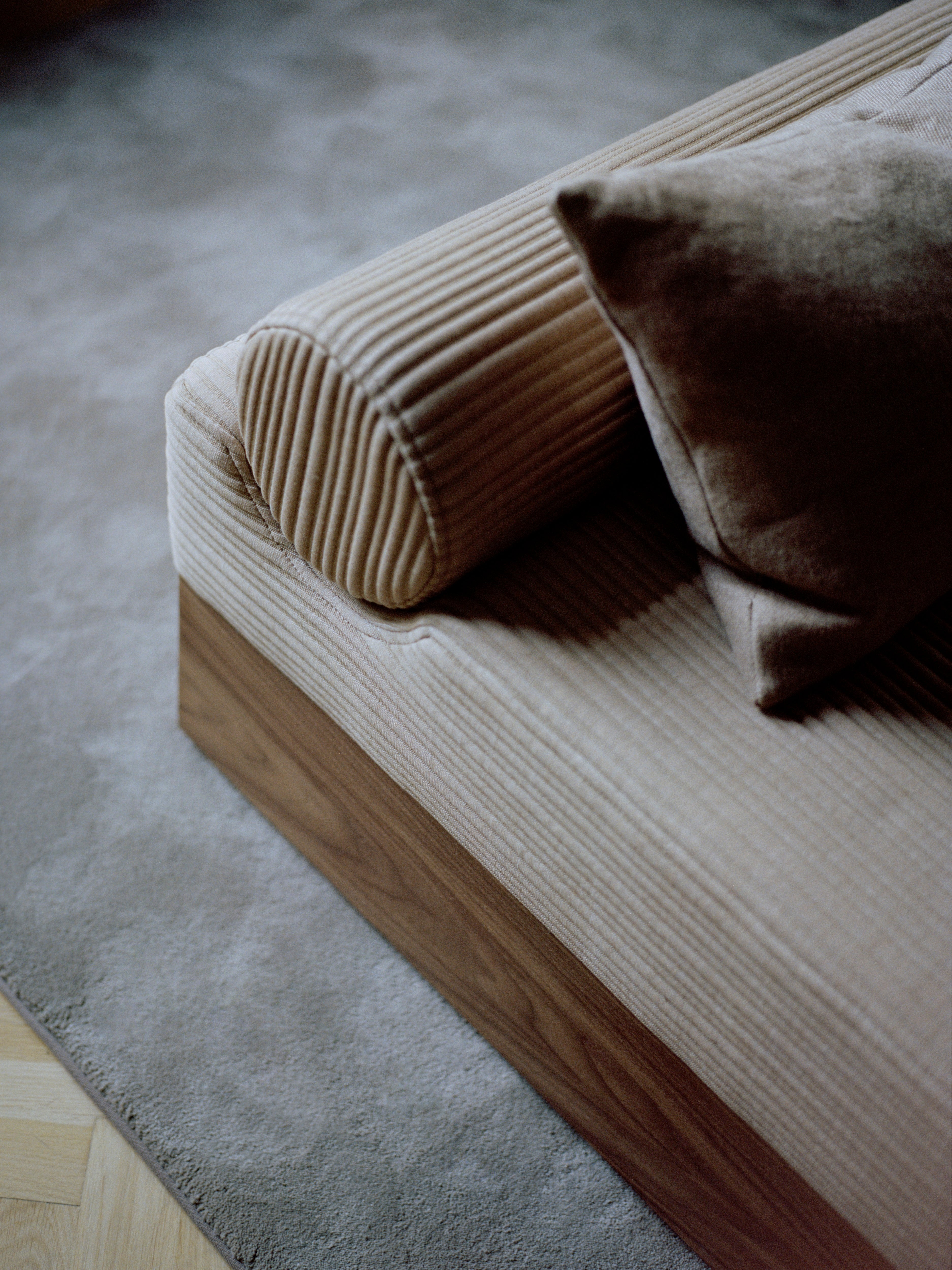 Gestoffeerde ligbank MASS met houten basis