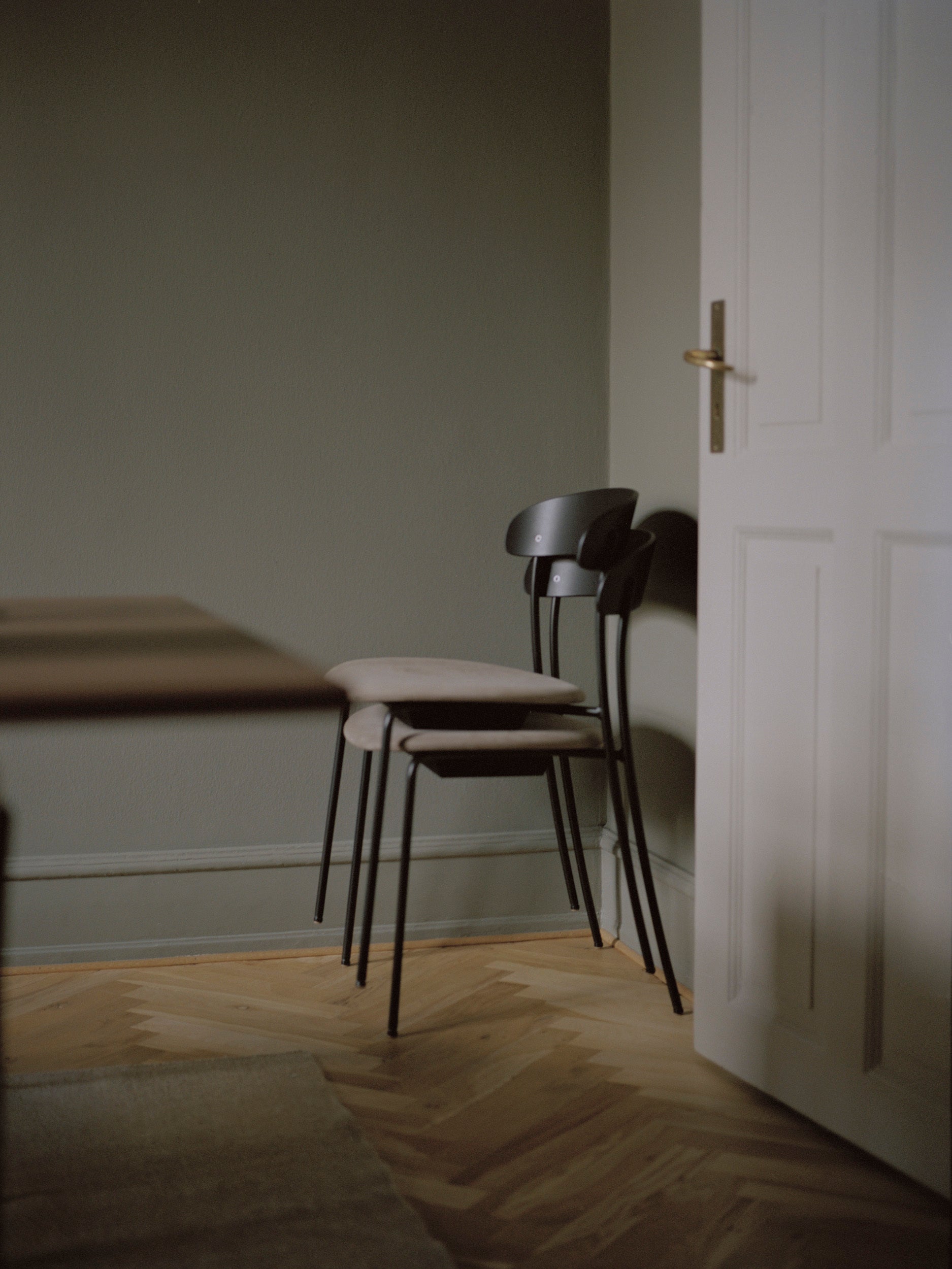 Fehlende gepolsterte Stuhl mit schwarzem Aschefurnier