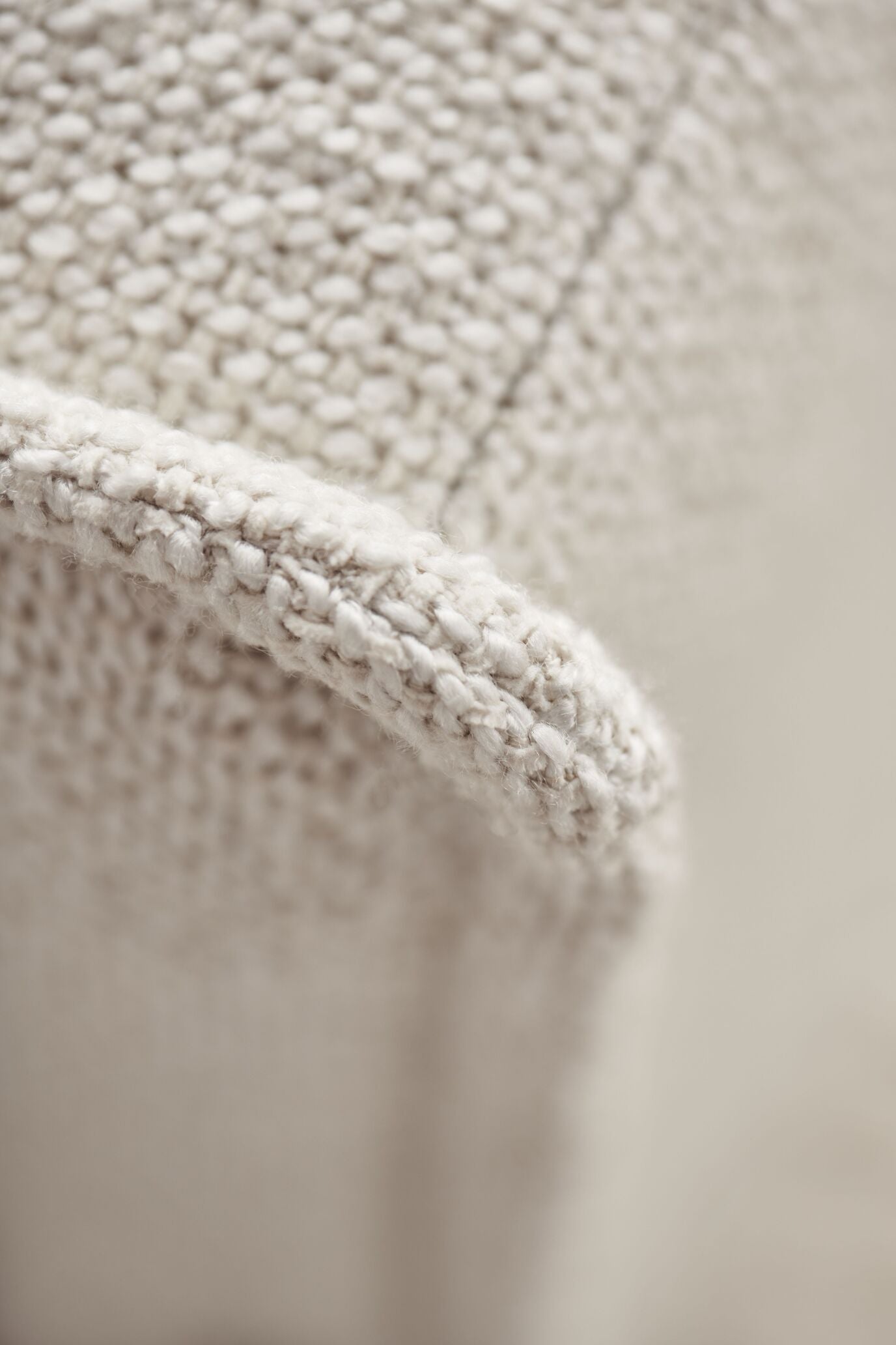 Noora Modulare Sofa - Zentralmodul mit einer weißten Basis