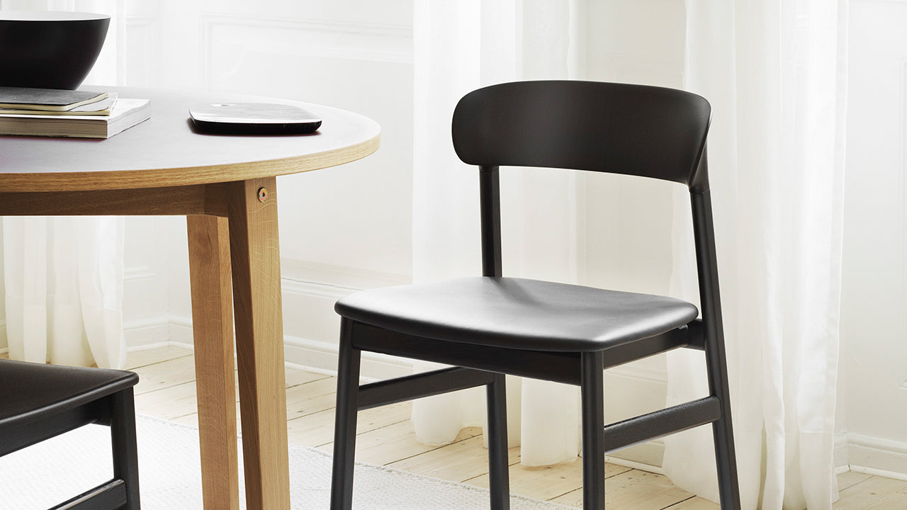 White Herit chair with a natural oak base