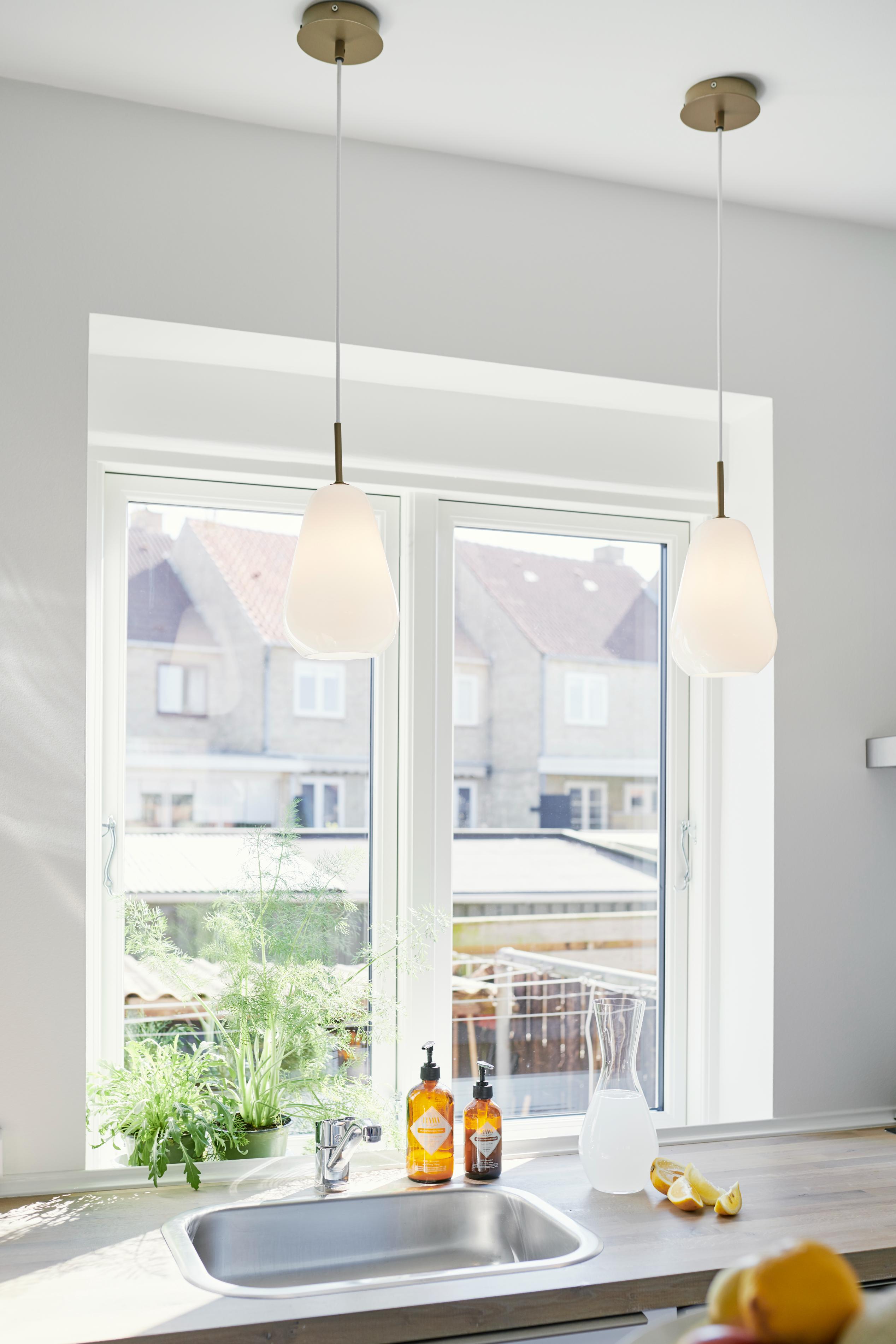 Lampa wisząca ANOLI złoty z opalowym szkłem – Nuura