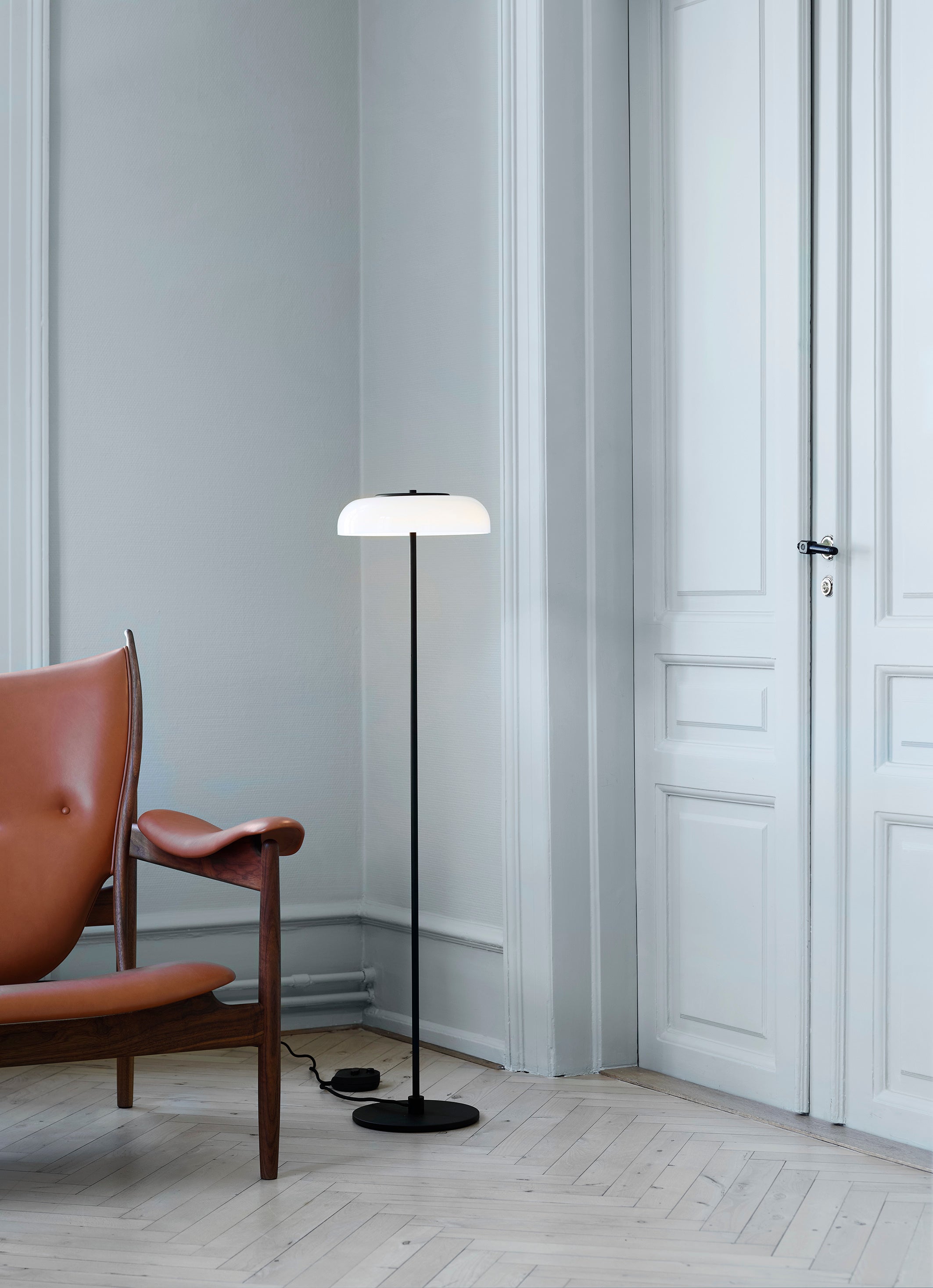 Lampa podłogowa BLOSSI czarny z opalowym szkłem, marka Nuura
