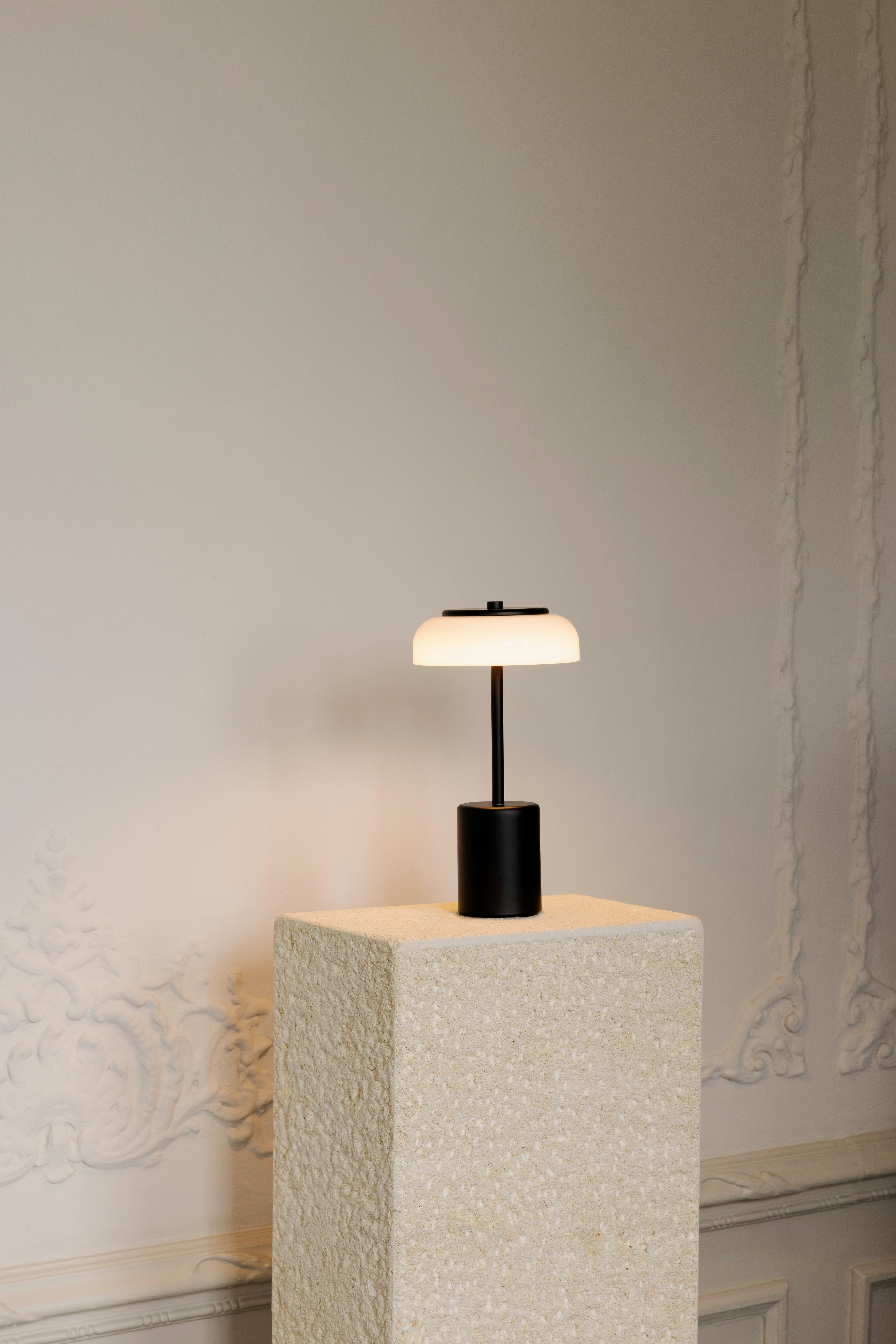 Lampa przenośna BLOSSI czarny z opalowym szkłem – Nuura