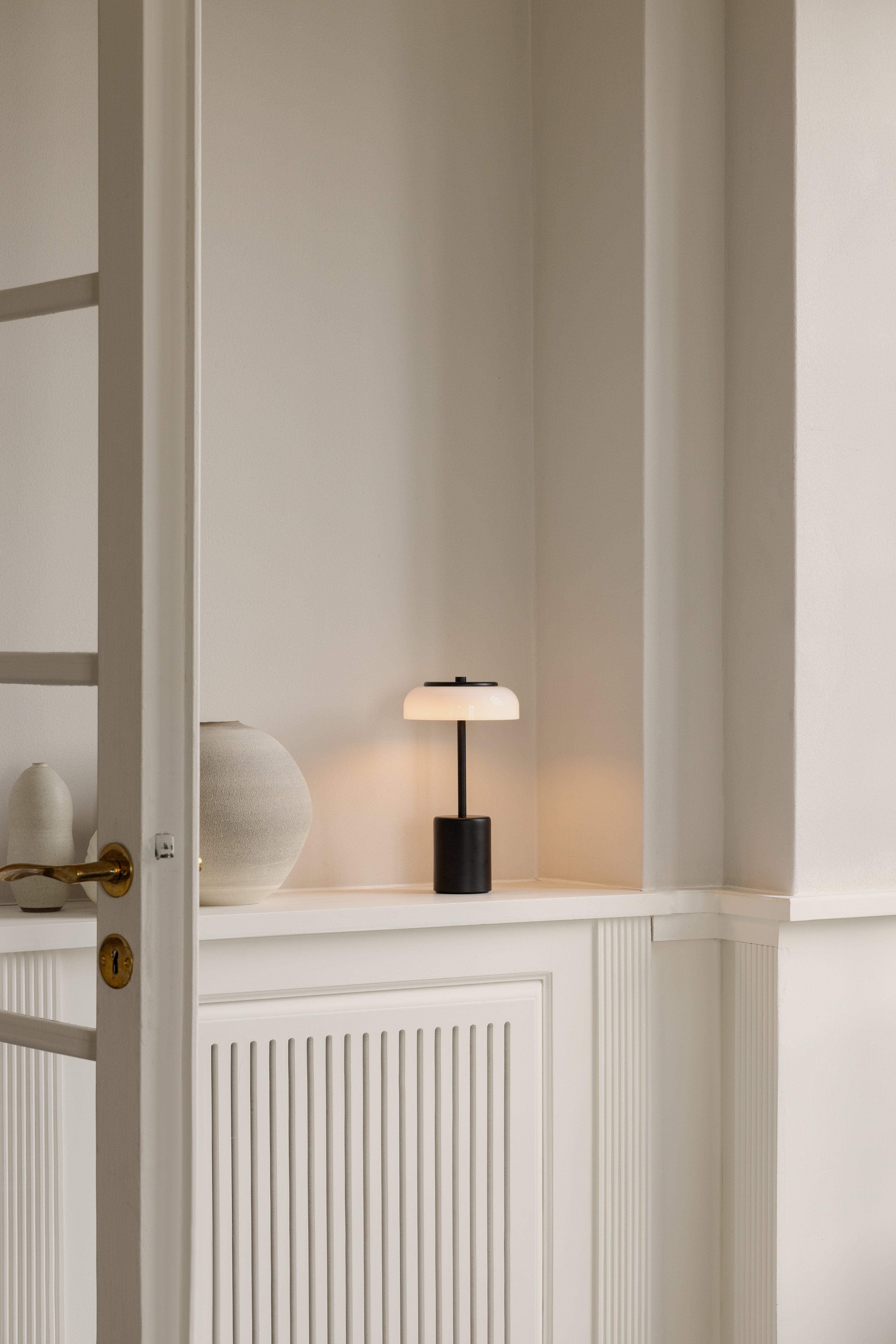 Lampa przenośna BLOSSI czarny z opalowym szkłem – Nuura