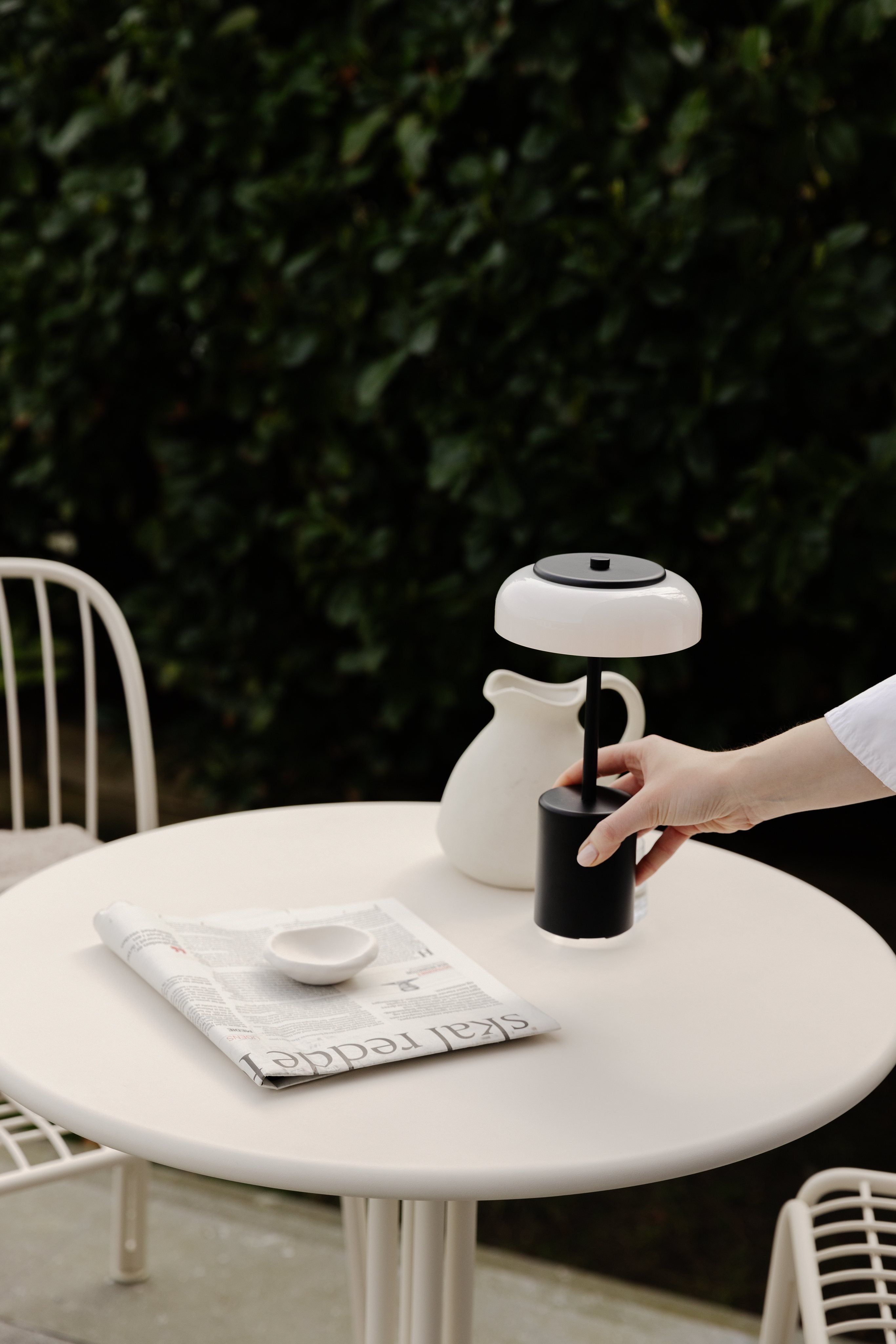 Lampa przenośna BLOSSI czarny z opalowym szkłem – Nuura