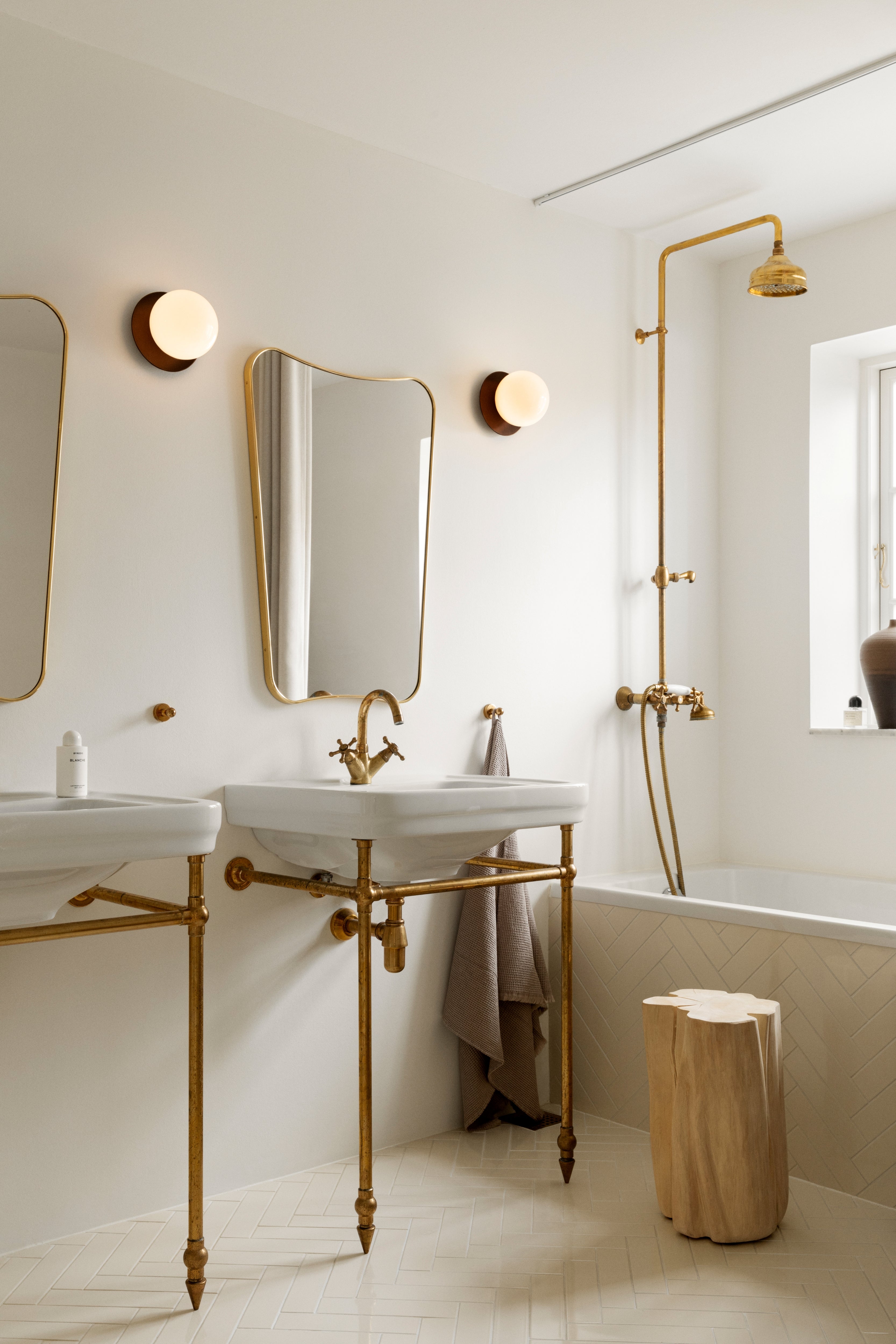 Wandlamp LIILA donkerbruin met opaalglas