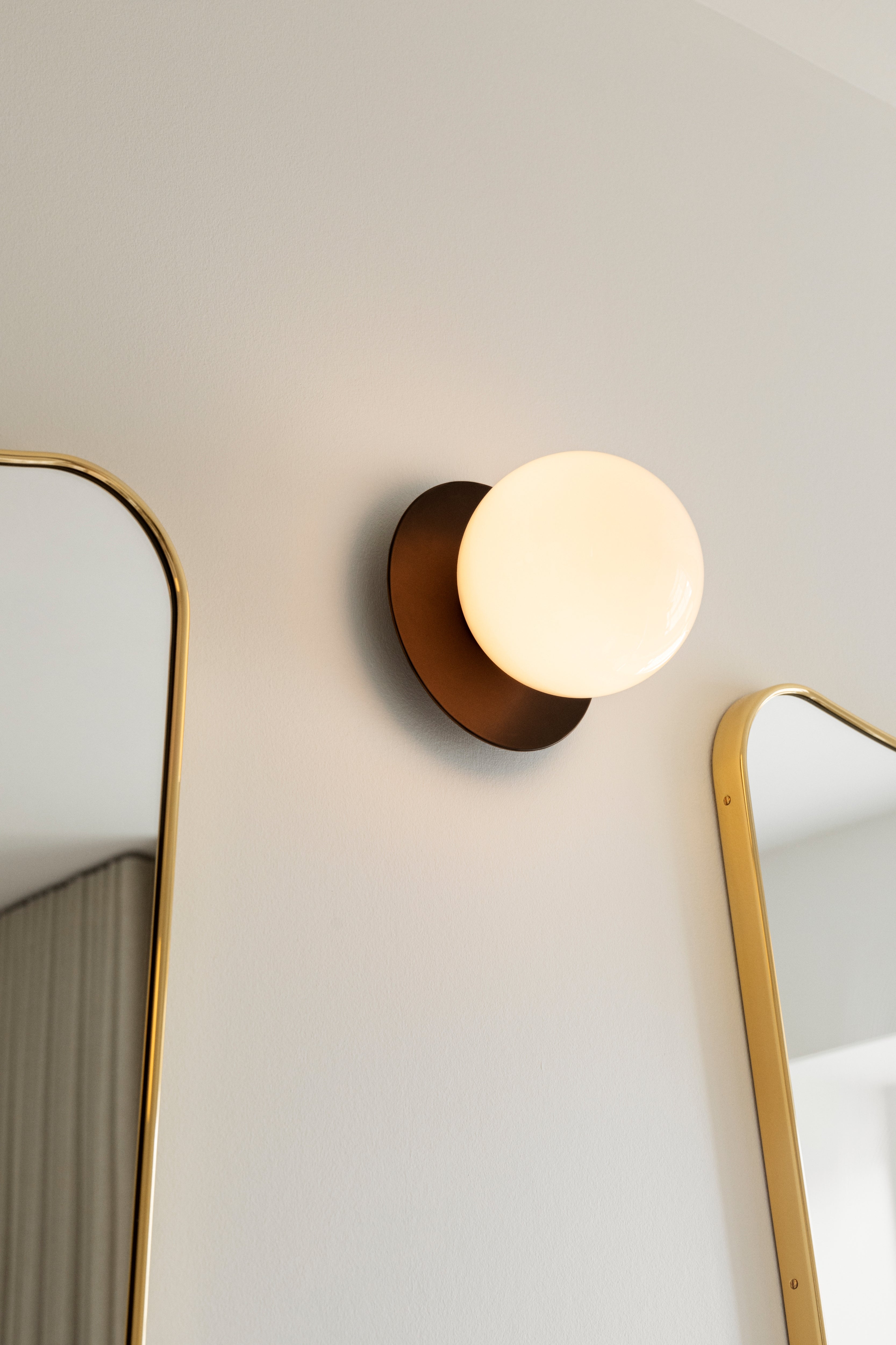 Wandlamp LIILA donkerbruin met opaalglas