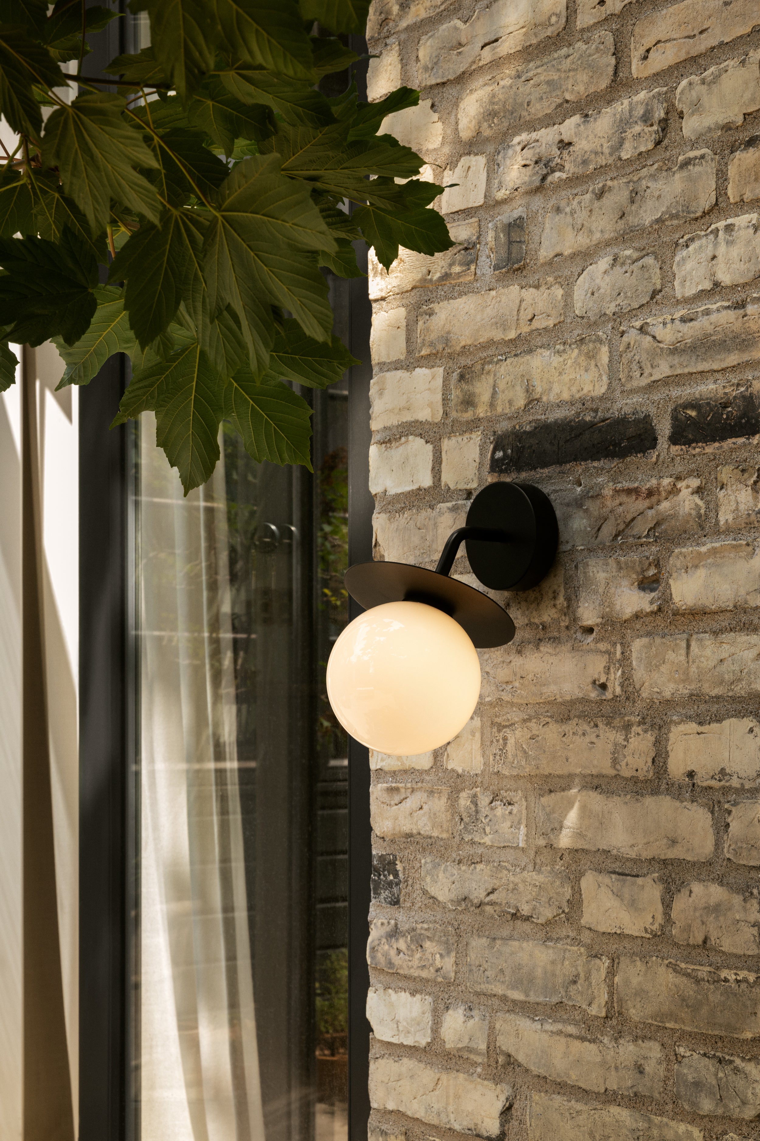 Buitenwandlamp LIILA zwart met opaalglas