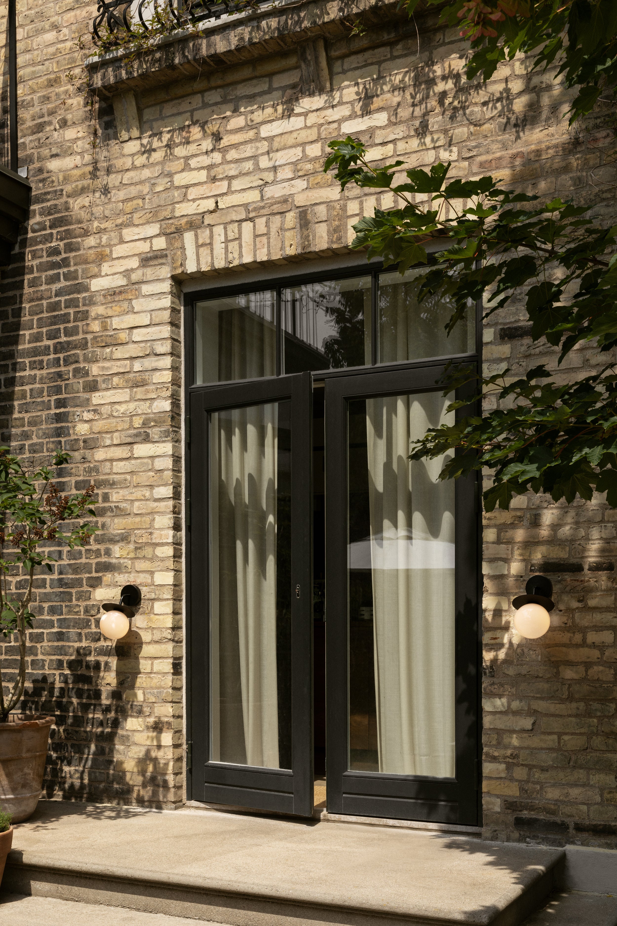 Buitenwandlamp LIILA zwart met opaalglas