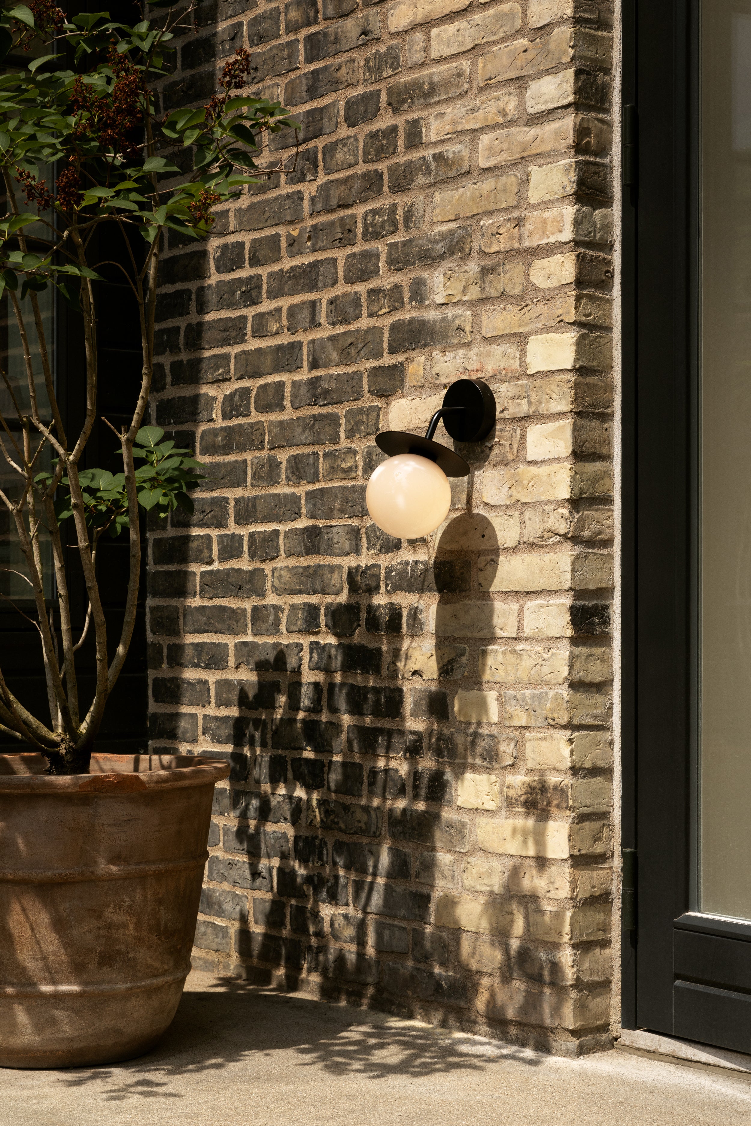 Buitenwandlamp LIILA zwart met opaalglas