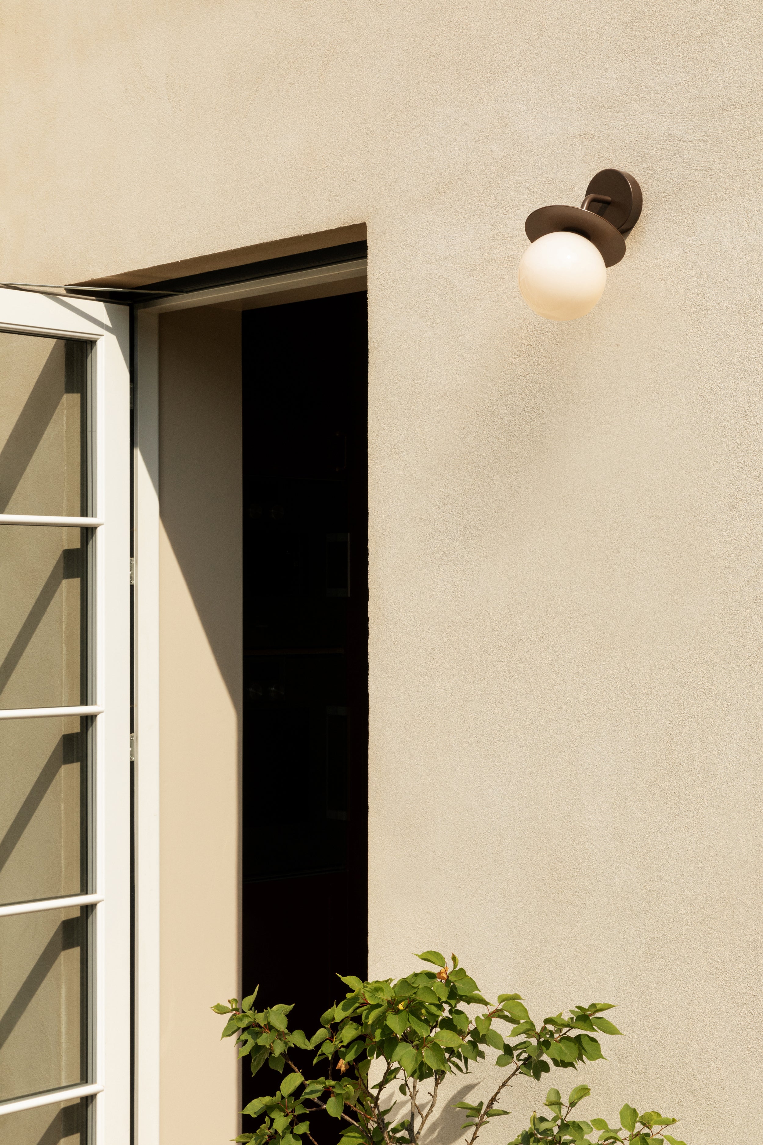 Lampa ścienna zewnętrzna LIILA ciemnobrązowy z opalowym szkłem – Nuura
