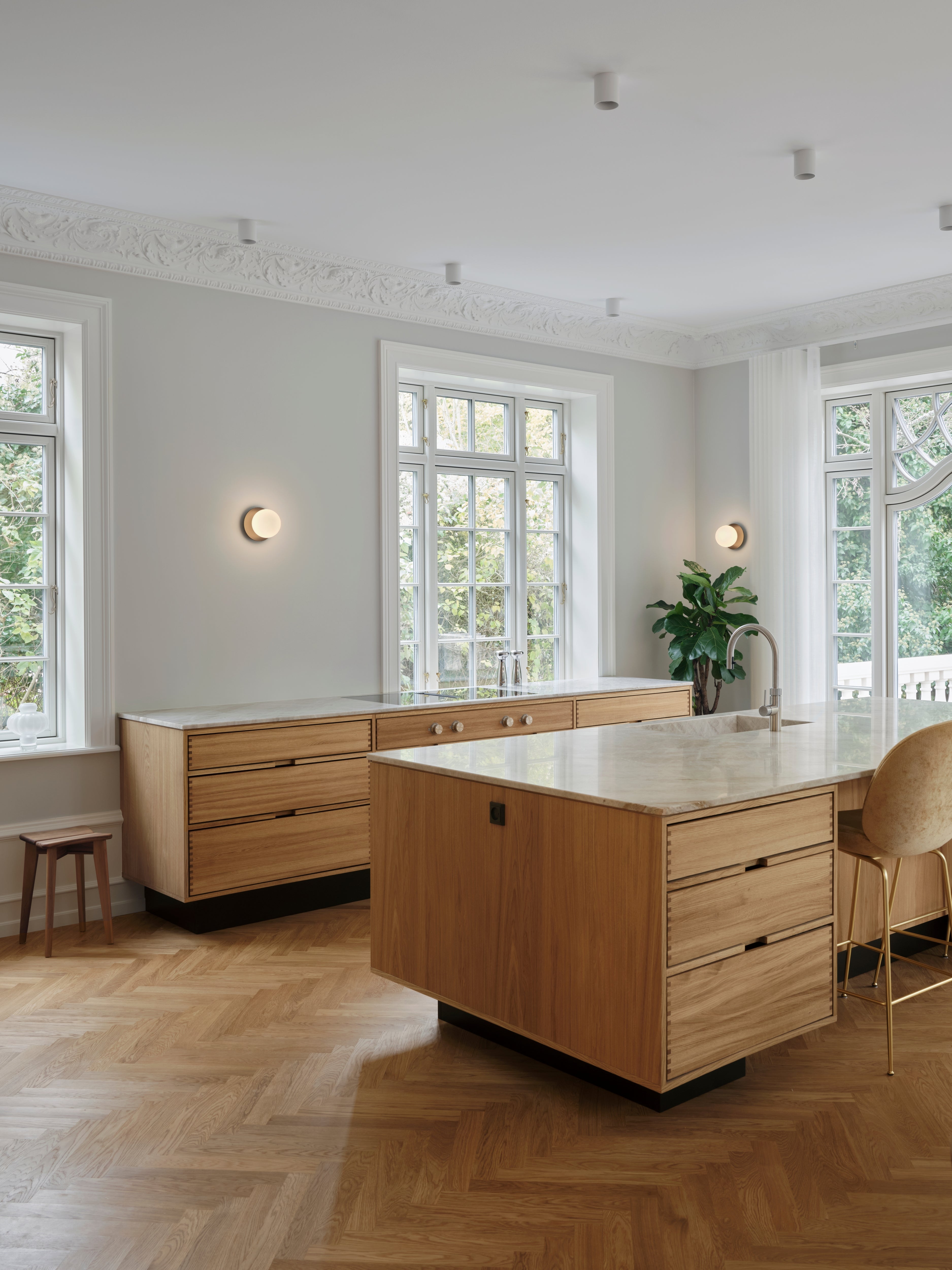 Wandlamp LIILA donkerbruin met opaalglas