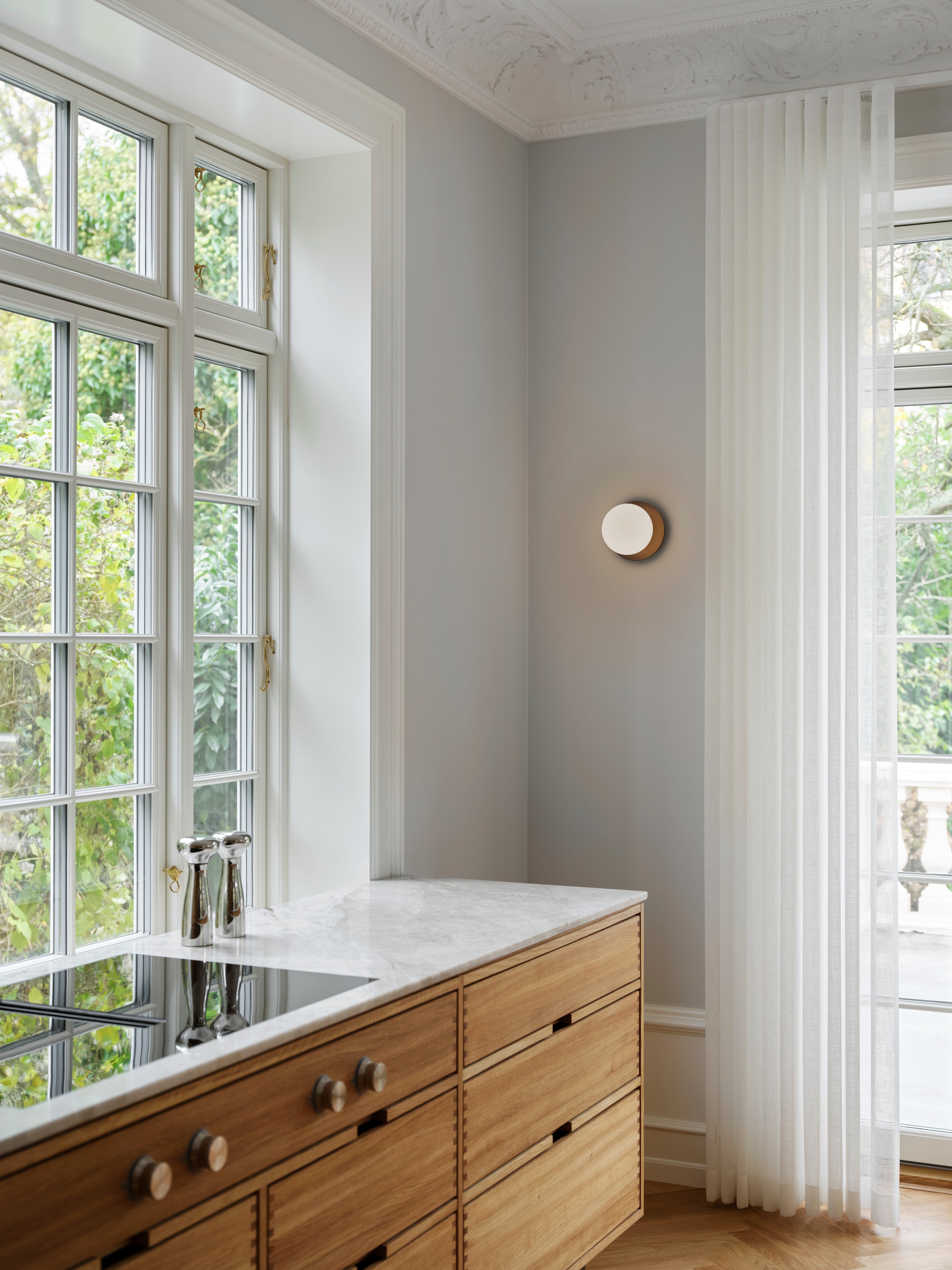 Wandlamp LIILA donkerbruin met opaalglas