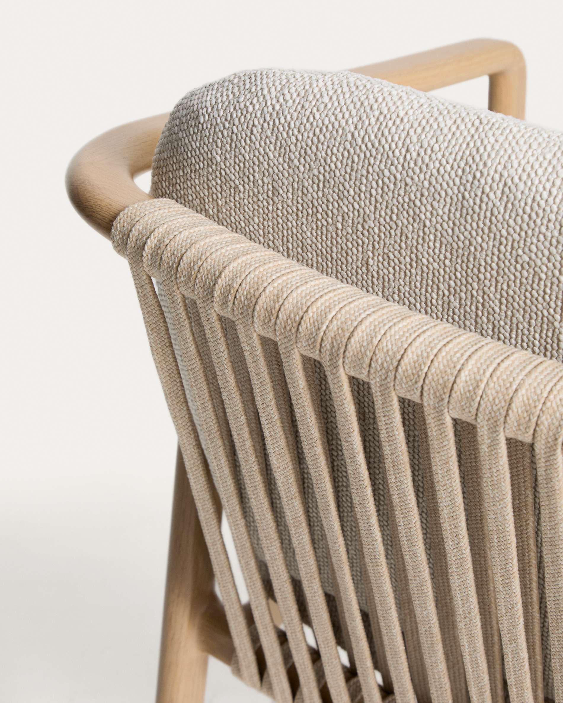 Tuinstoel SIRTE ecru met een afwerking die hout imiteert