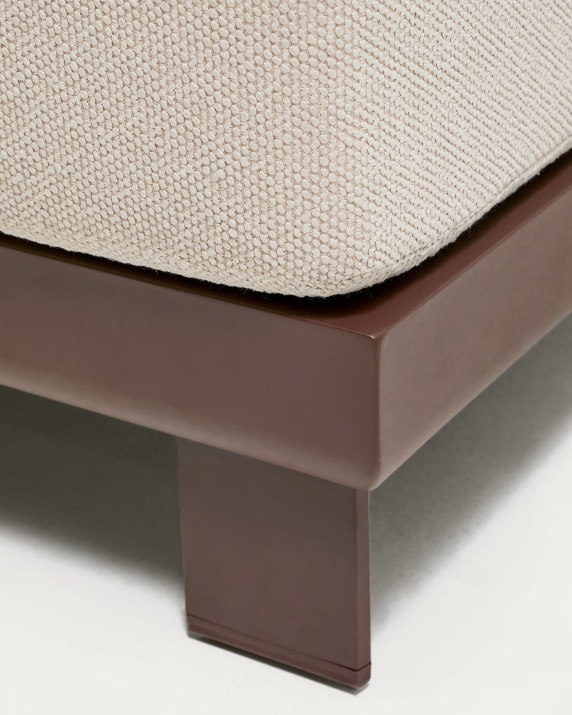Sofa ogrodowa 3-osobowa NERANO jasnobeżowy z brązową podstawą – Kave Home